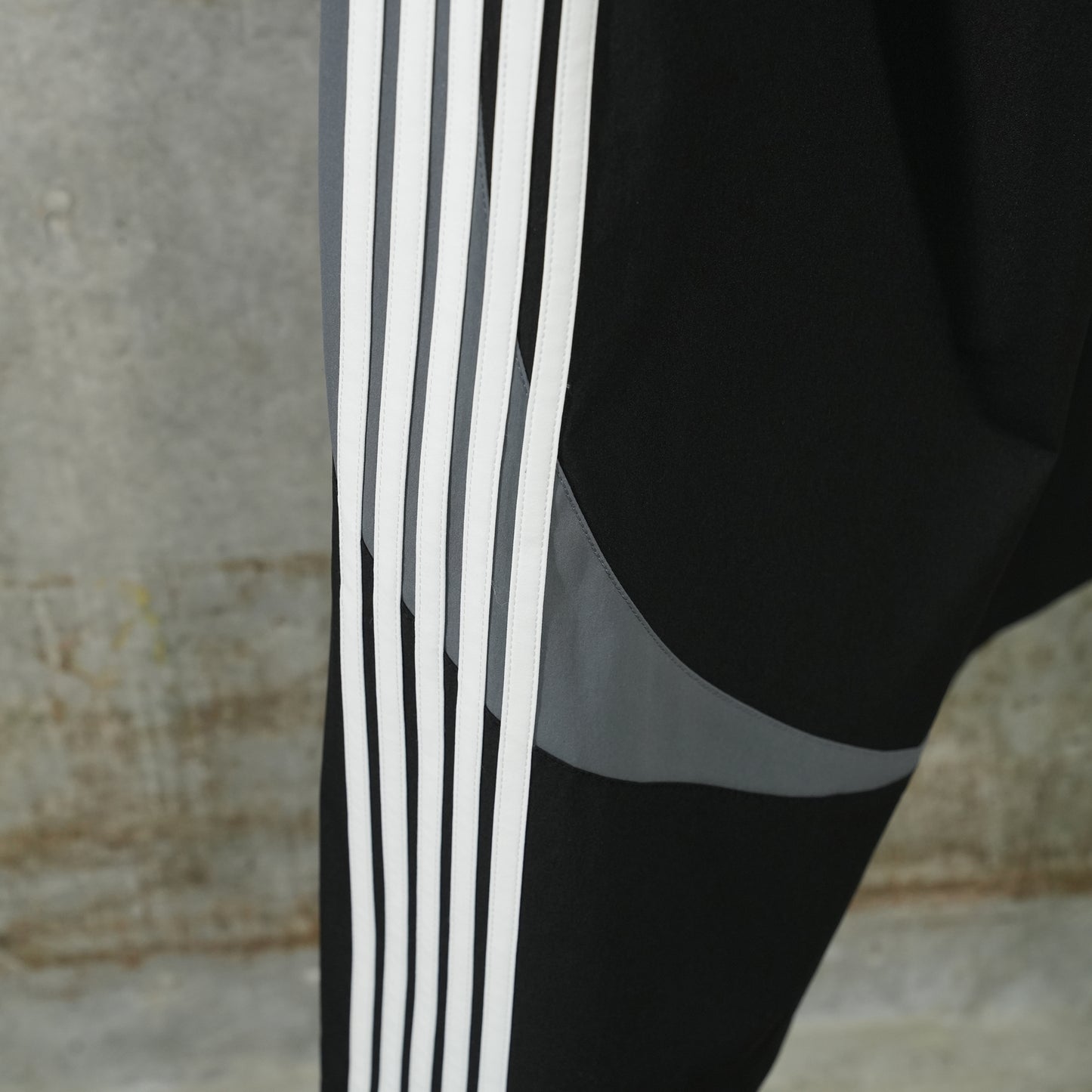 CUT-UP TRACKSUIT PANTS / 1000:BLACK