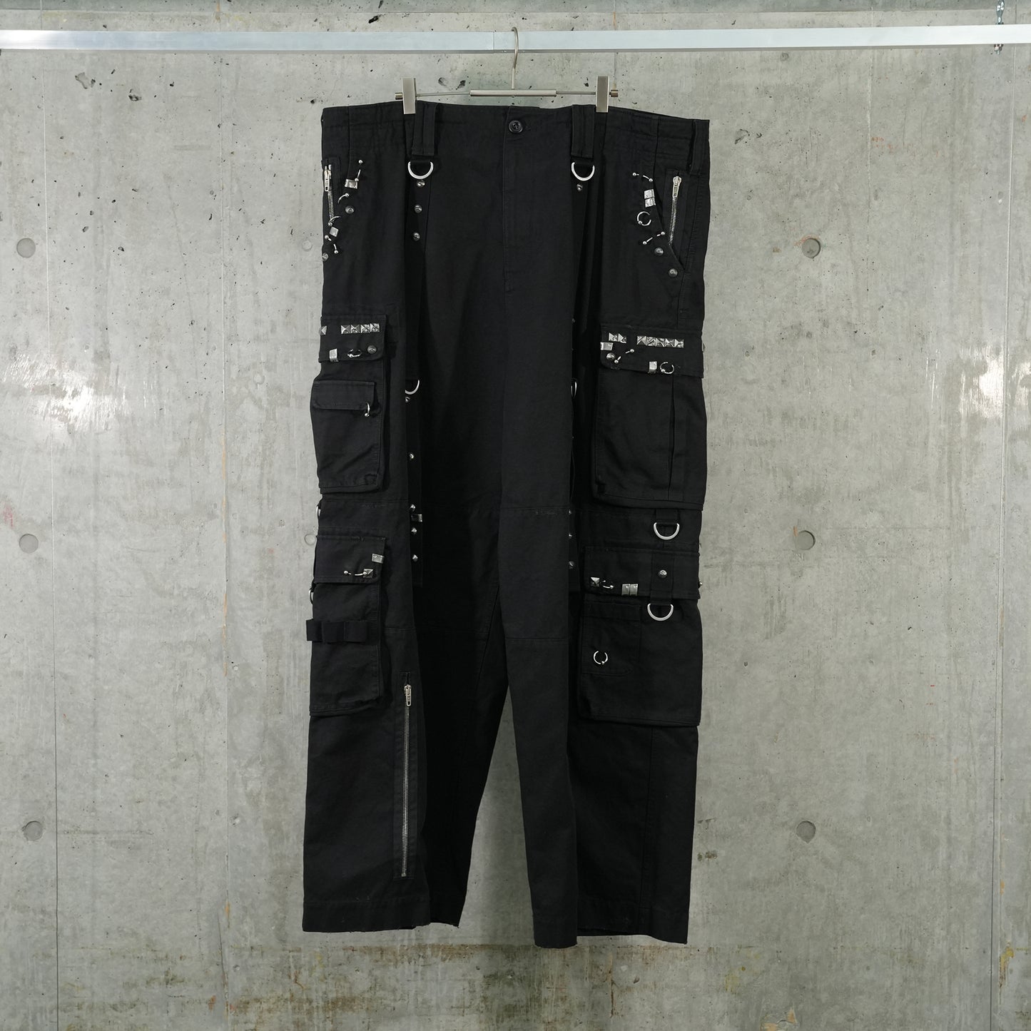 STUDDED CARGO PANTS / 1064:DEEP BLACK