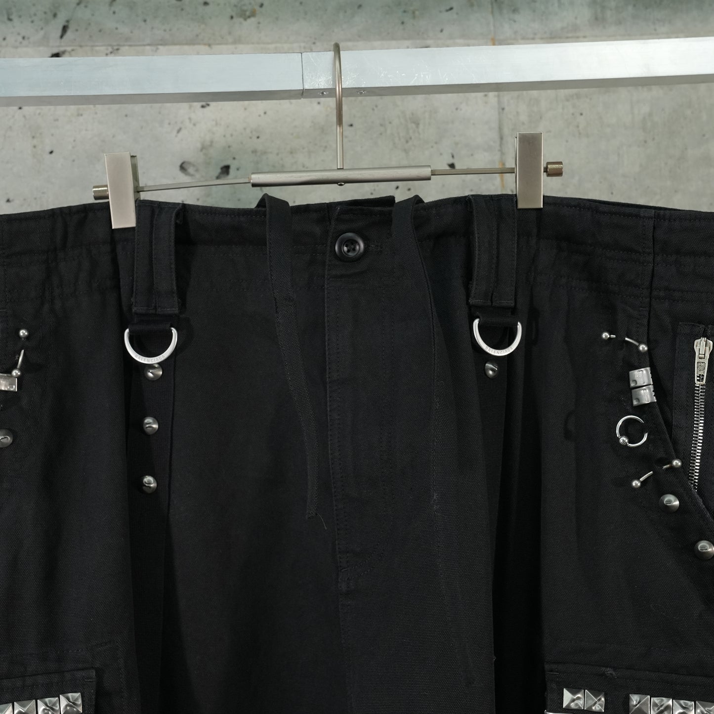 STUDDED CARGO PANTS / 1064:DEEP BLACK