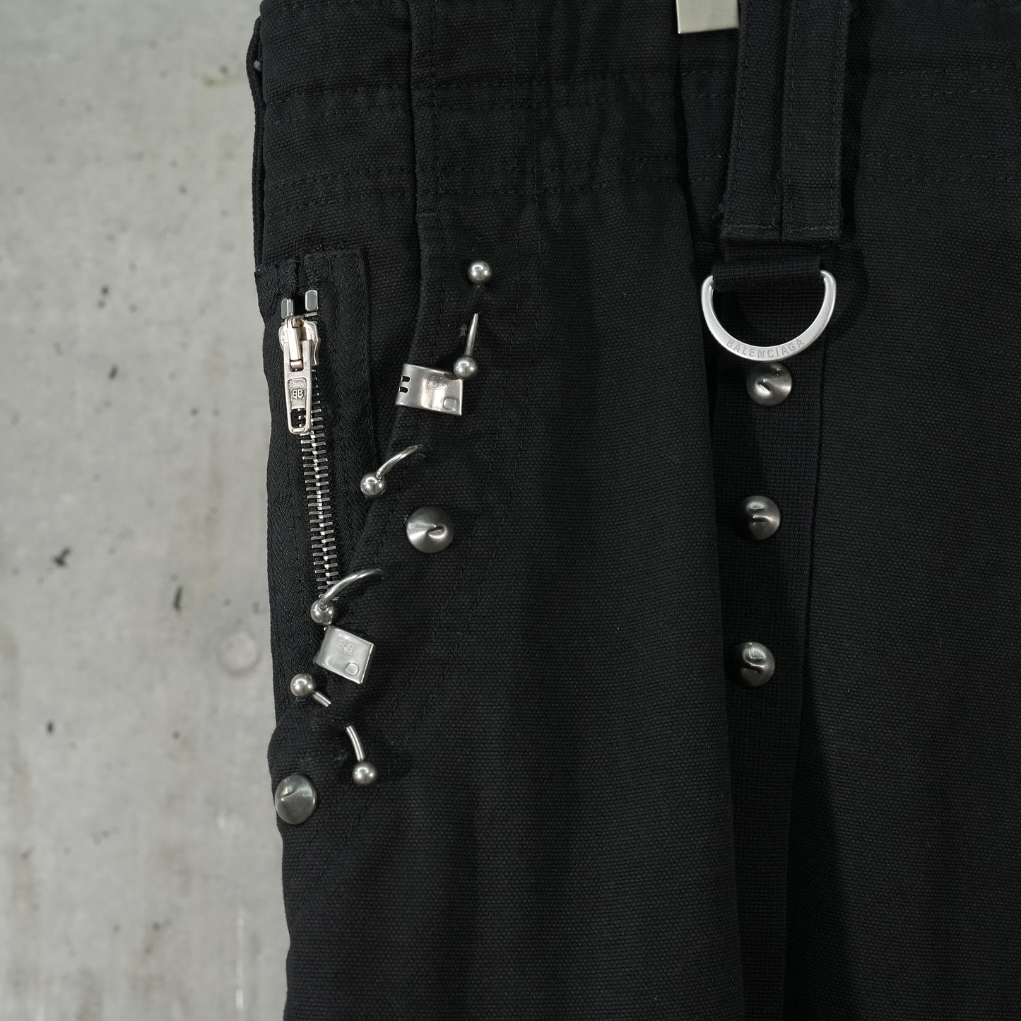 STUDDED CARGO PANTS / 1064:DEEP BLACK