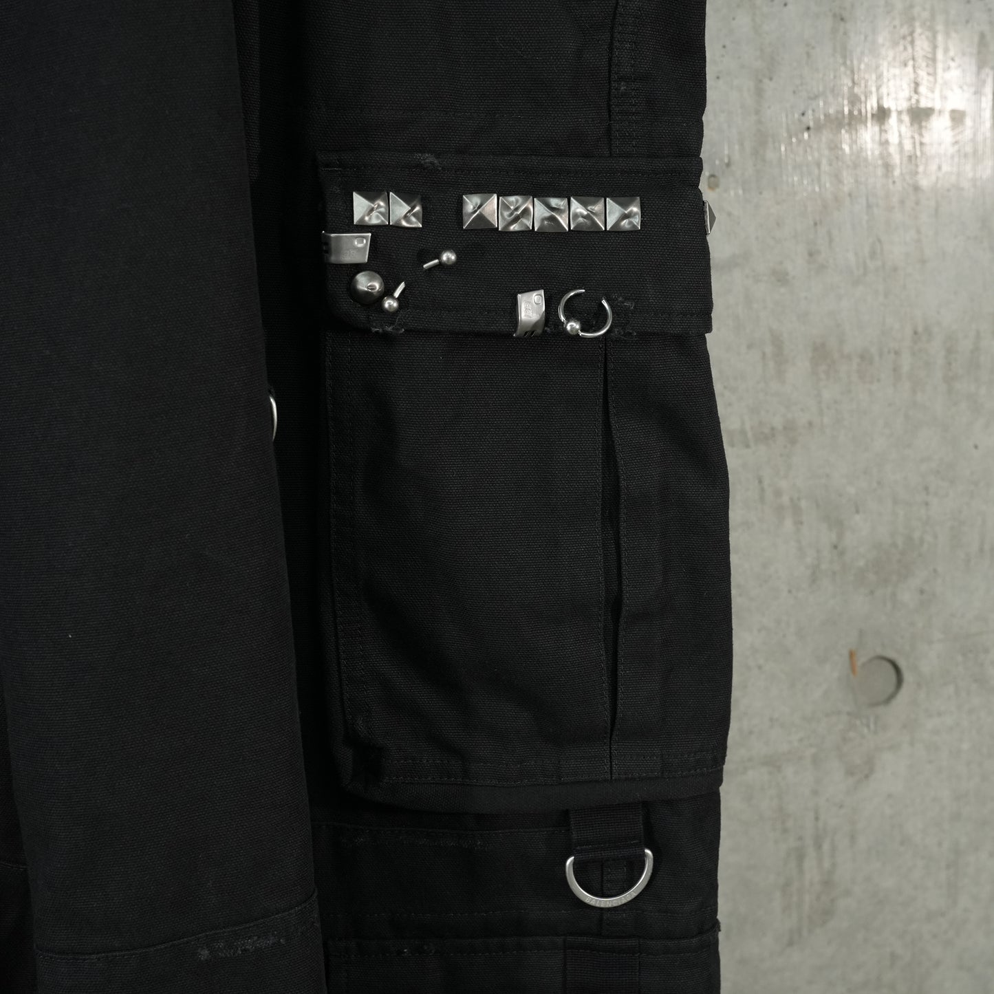 STUDDED CARGO PANTS / 1064:DEEP BLACK