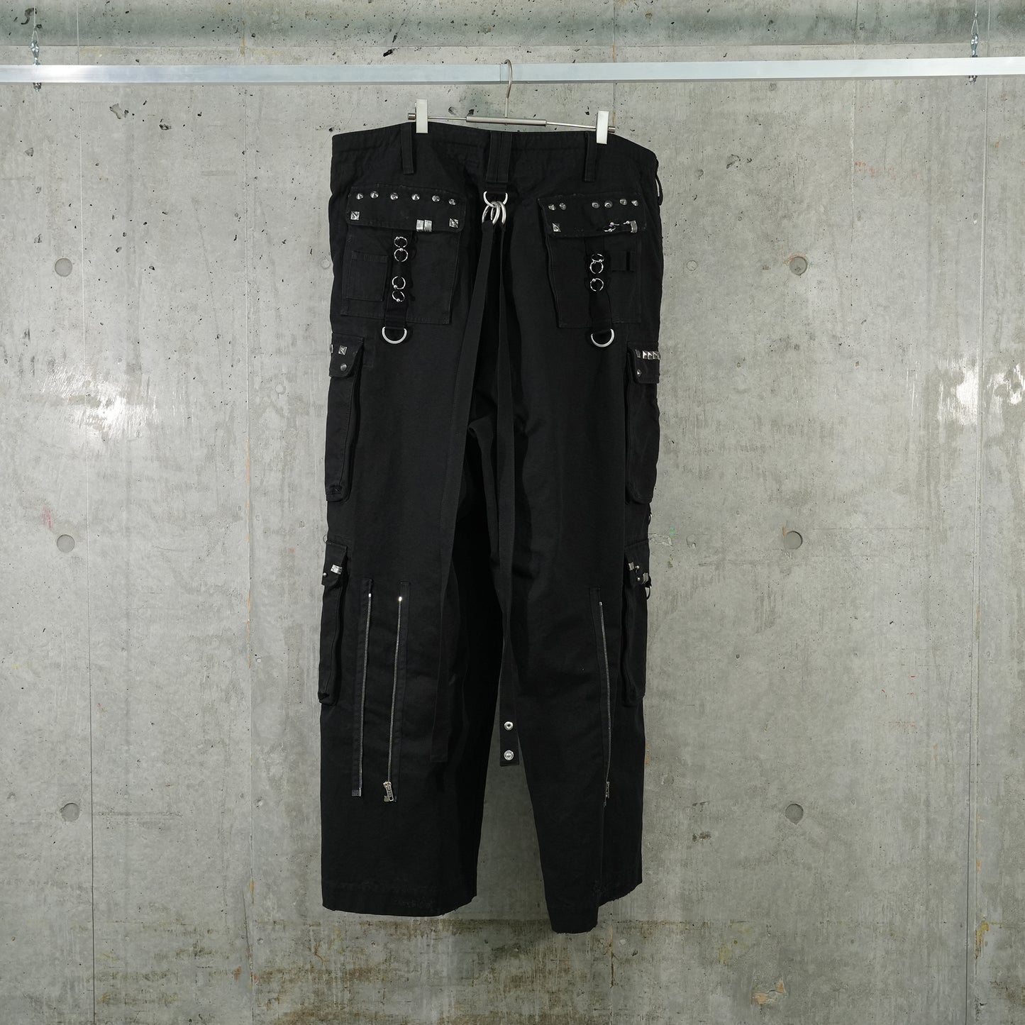 STUDDED CARGO PANTS / 1064:DEEP BLACK