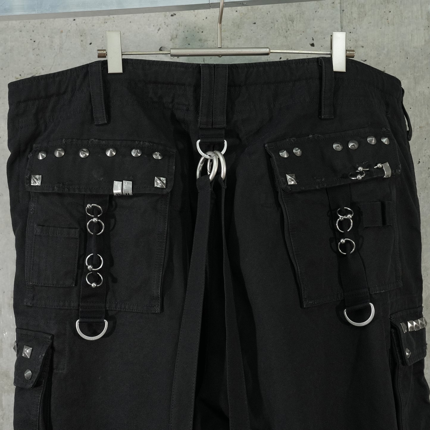 STUDDED CARGO PANTS / 1064:DEEP BLACK