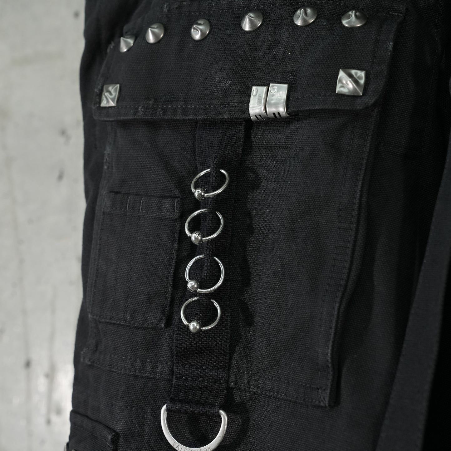 STUDDED CARGO PANTS / 1064:DEEP BLACK