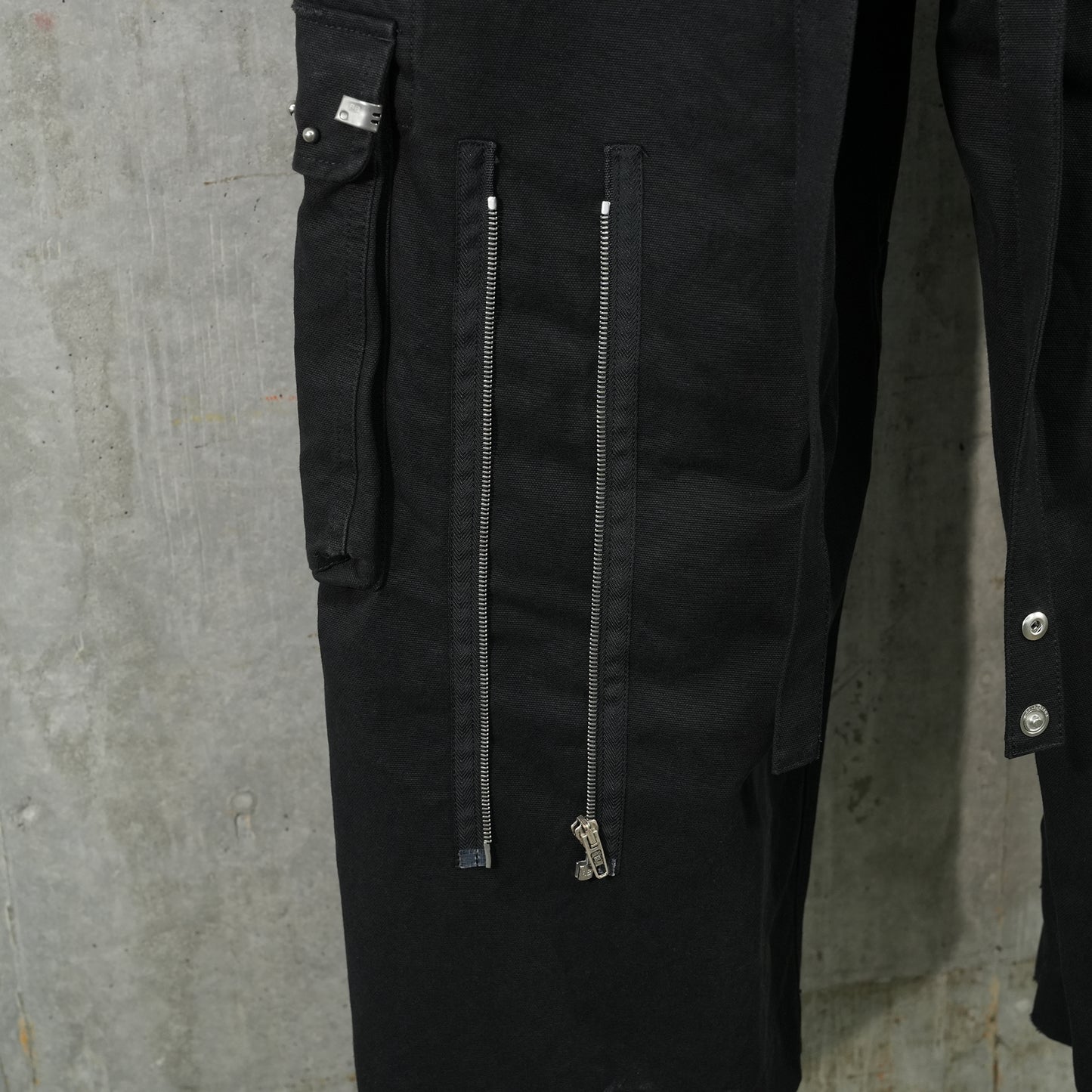 STUDDED CARGO PANTS / 1064:DEEP BLACK