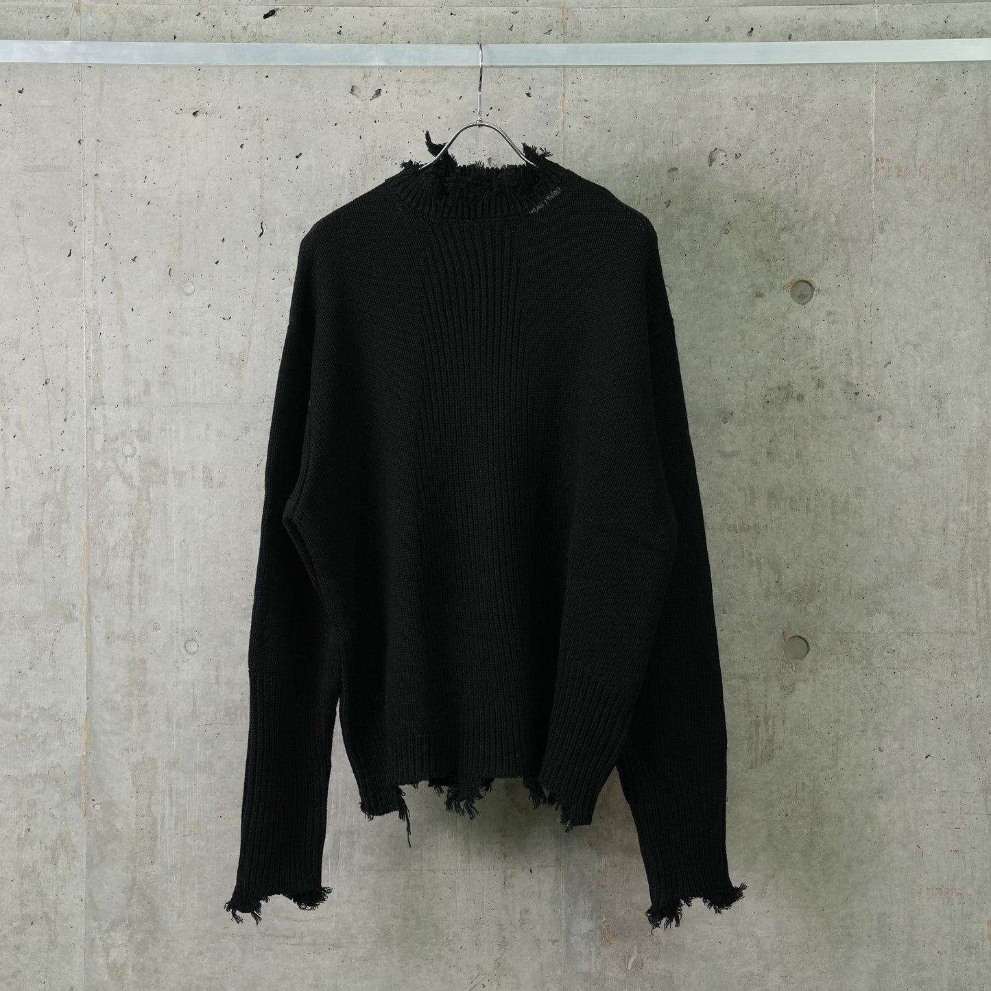 ARC SCULPTURE KNIT SWEATER / BLACK