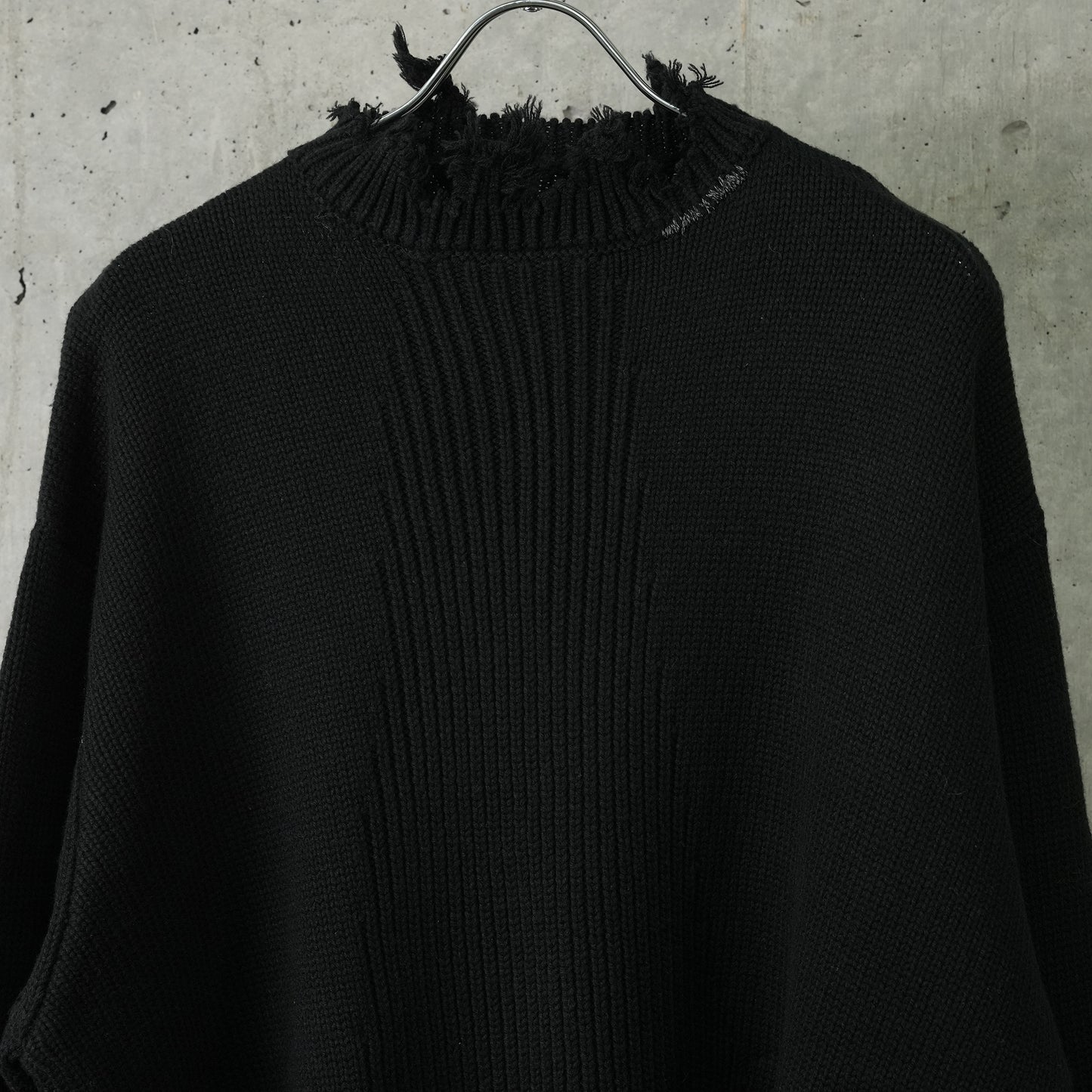 ARC SCULPTURE KNIT SWEATER / BLACK