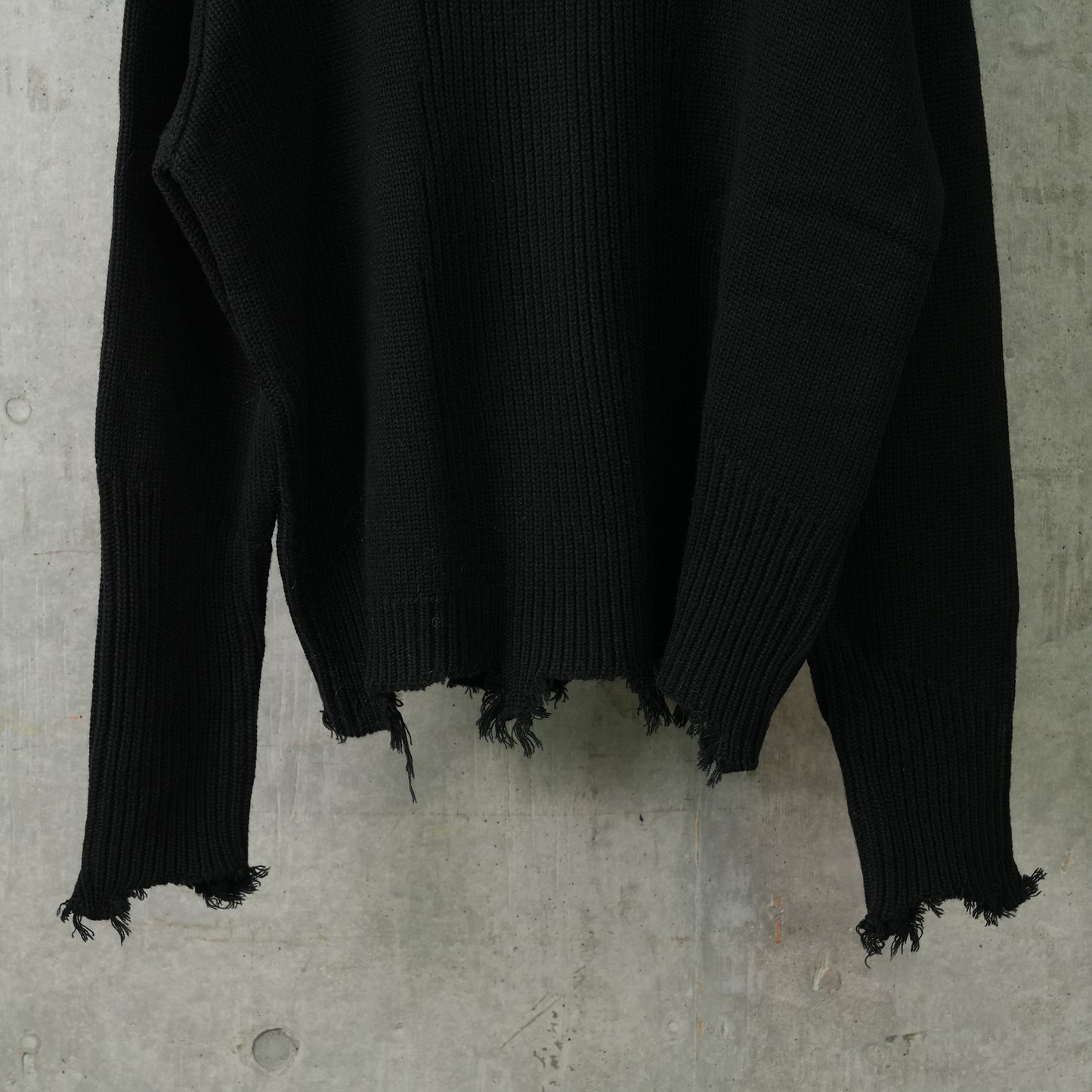 ARC SCULPTURE KNIT SWEATER / BLACK