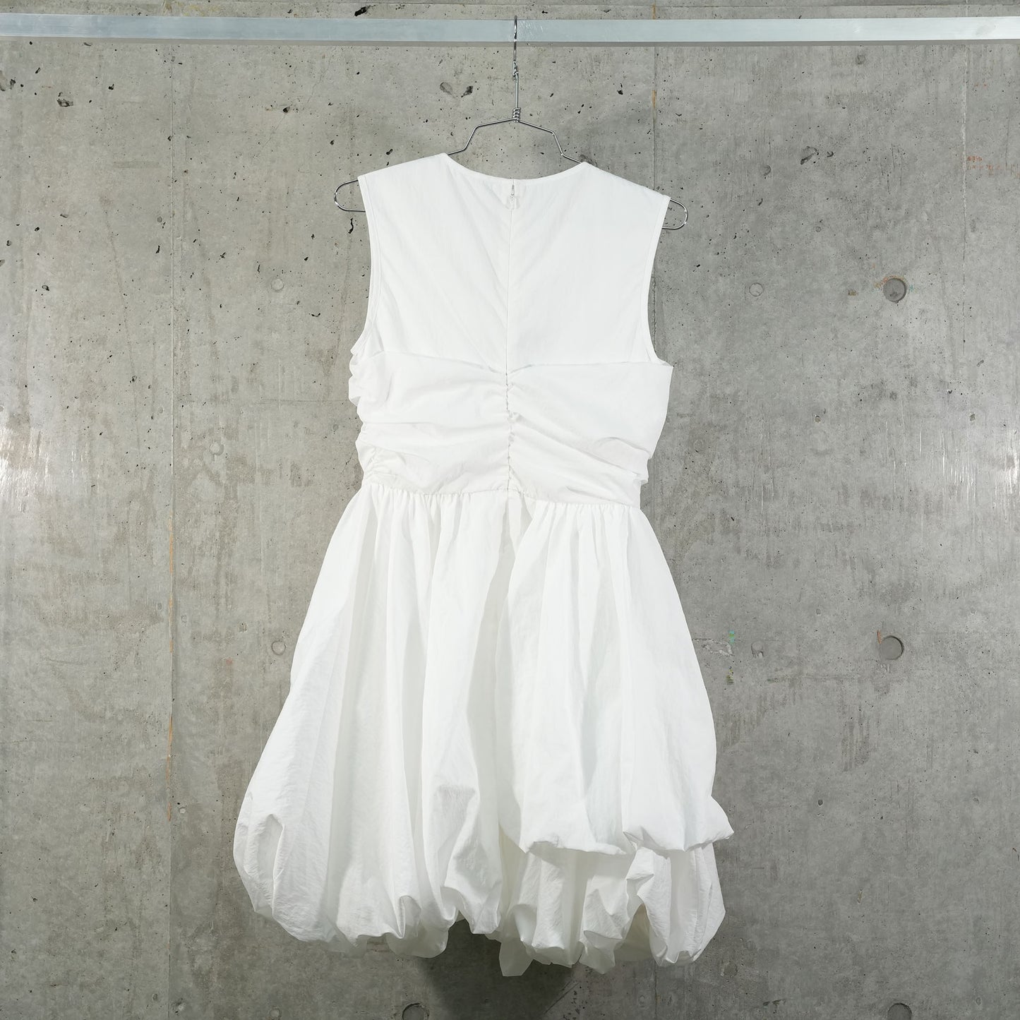 SLEEVELESS RUFFLE DETAIL DRESS WITH BALLOON PEPLUM / WHITE