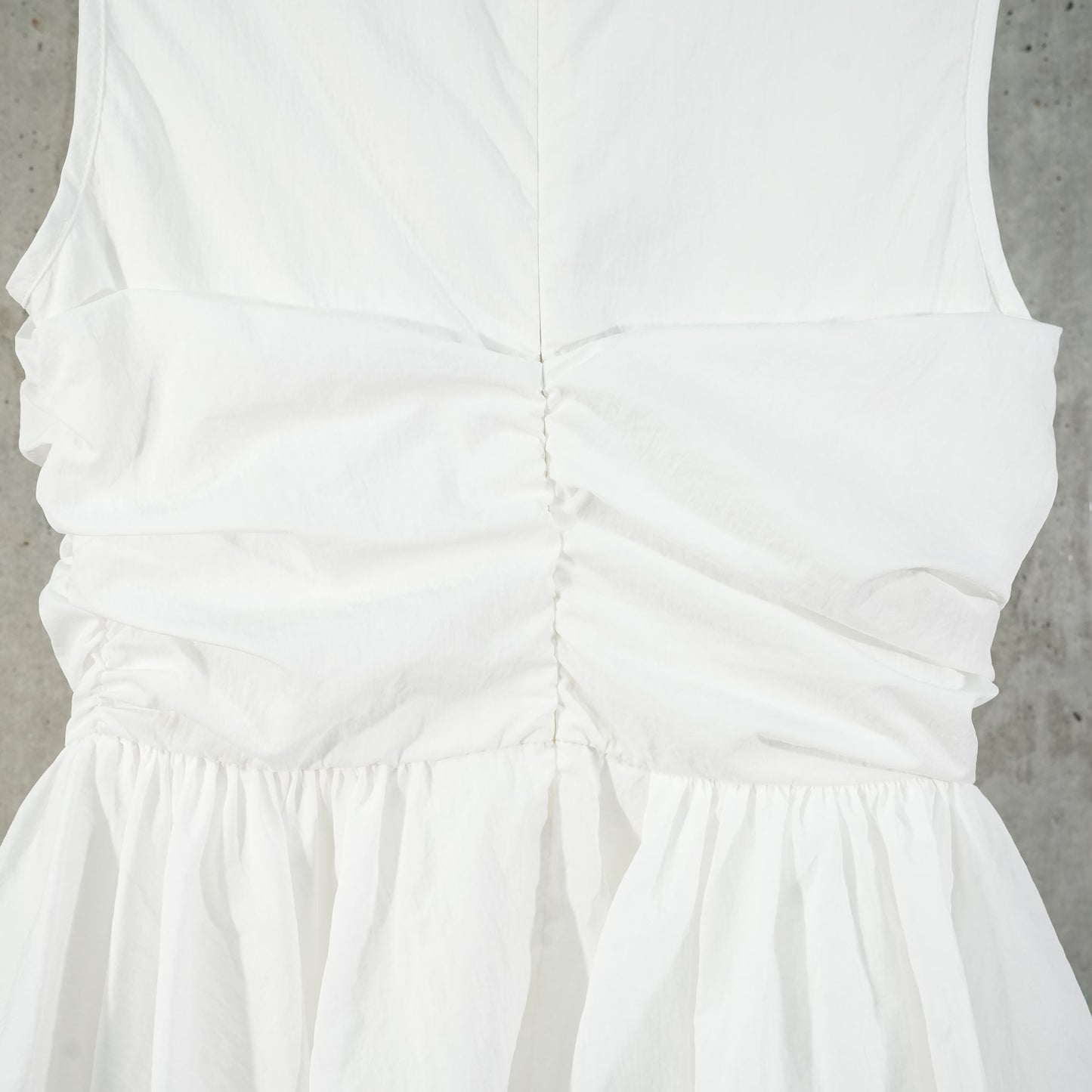 SLEEVELESS RUFFLE DETAIL DRESS WITH BALLOON PEPLUM / WHITE