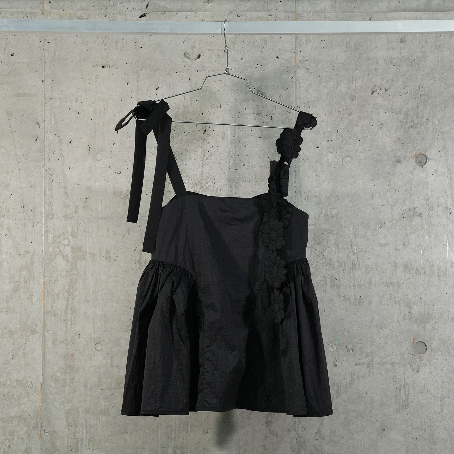 STRAP TOP WITH FLOWER APPLIQUÉ AND SHOULDER BOW / BLACK