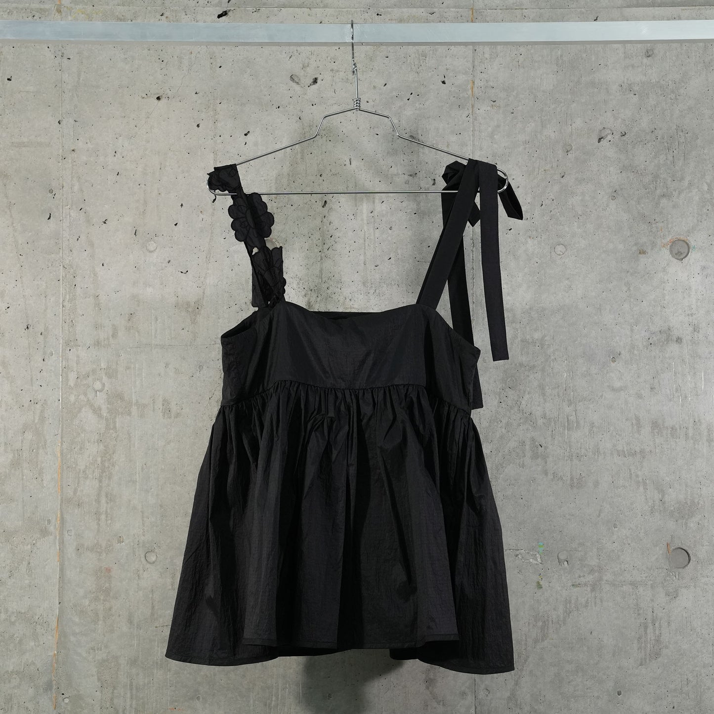 STRAP TOP WITH FLOWER APPLIQUÉ AND SHOULDER BOW / BLACK