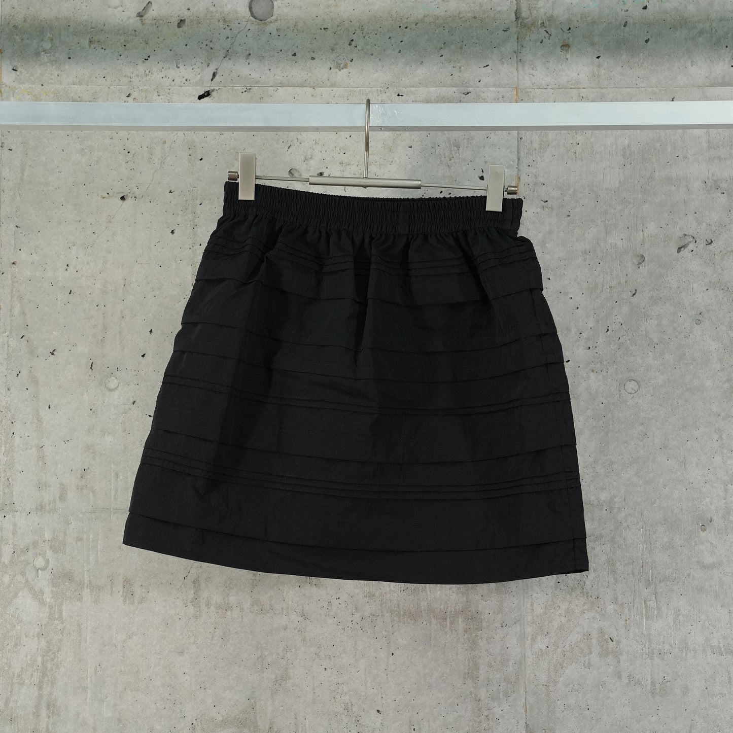 ELASTICATED MINI SKIRT WITH PIN TUCKS AND PLEATS / BLACK