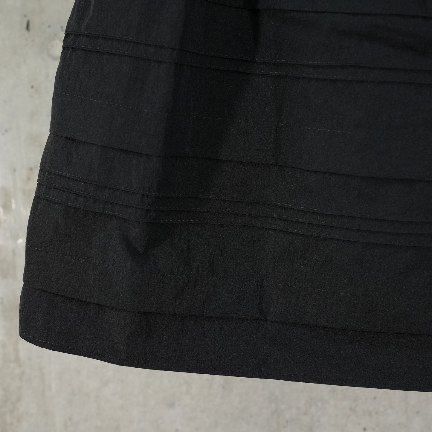 ELASTICATED MINI SKIRT WITH PIN TUCKS AND PLEATS / BLACK