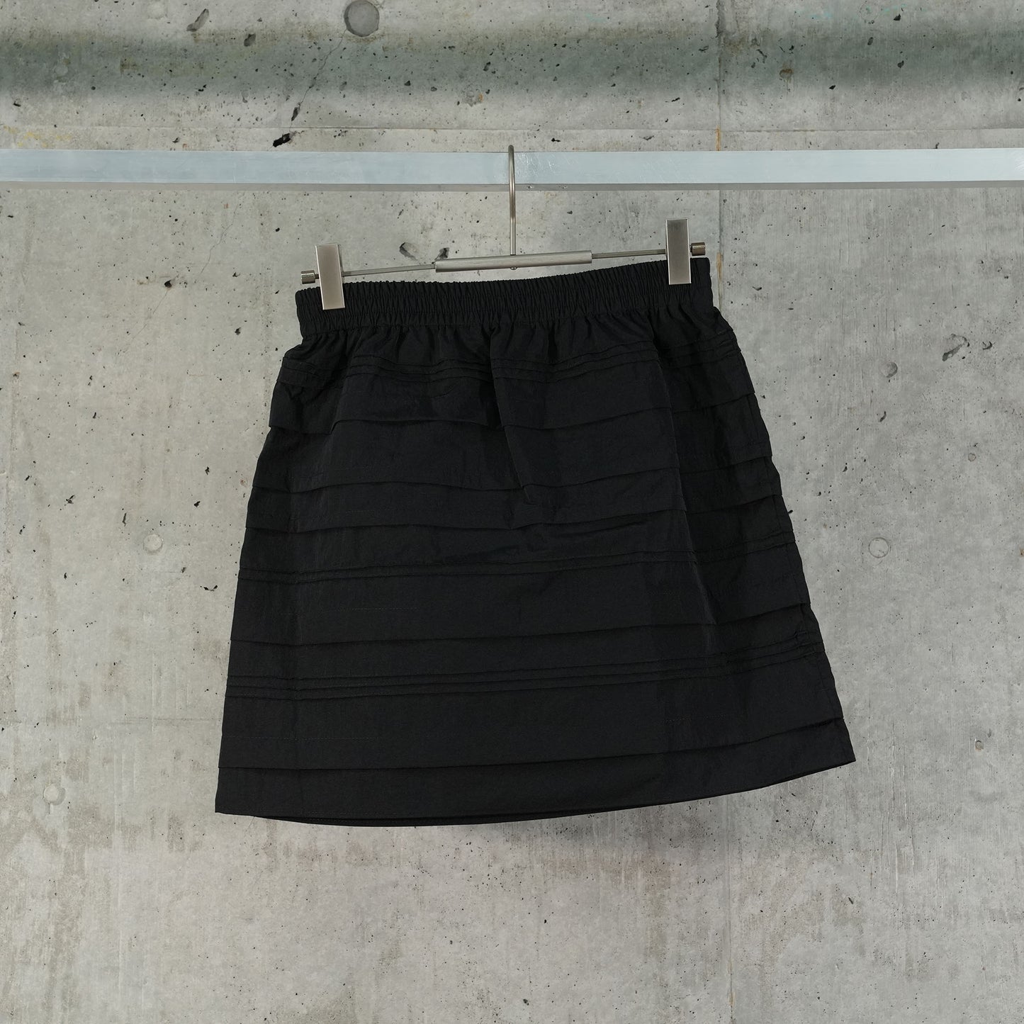 ELASTICATED MINI SKIRT WITH PIN TUCKS AND PLEATS / BLACK