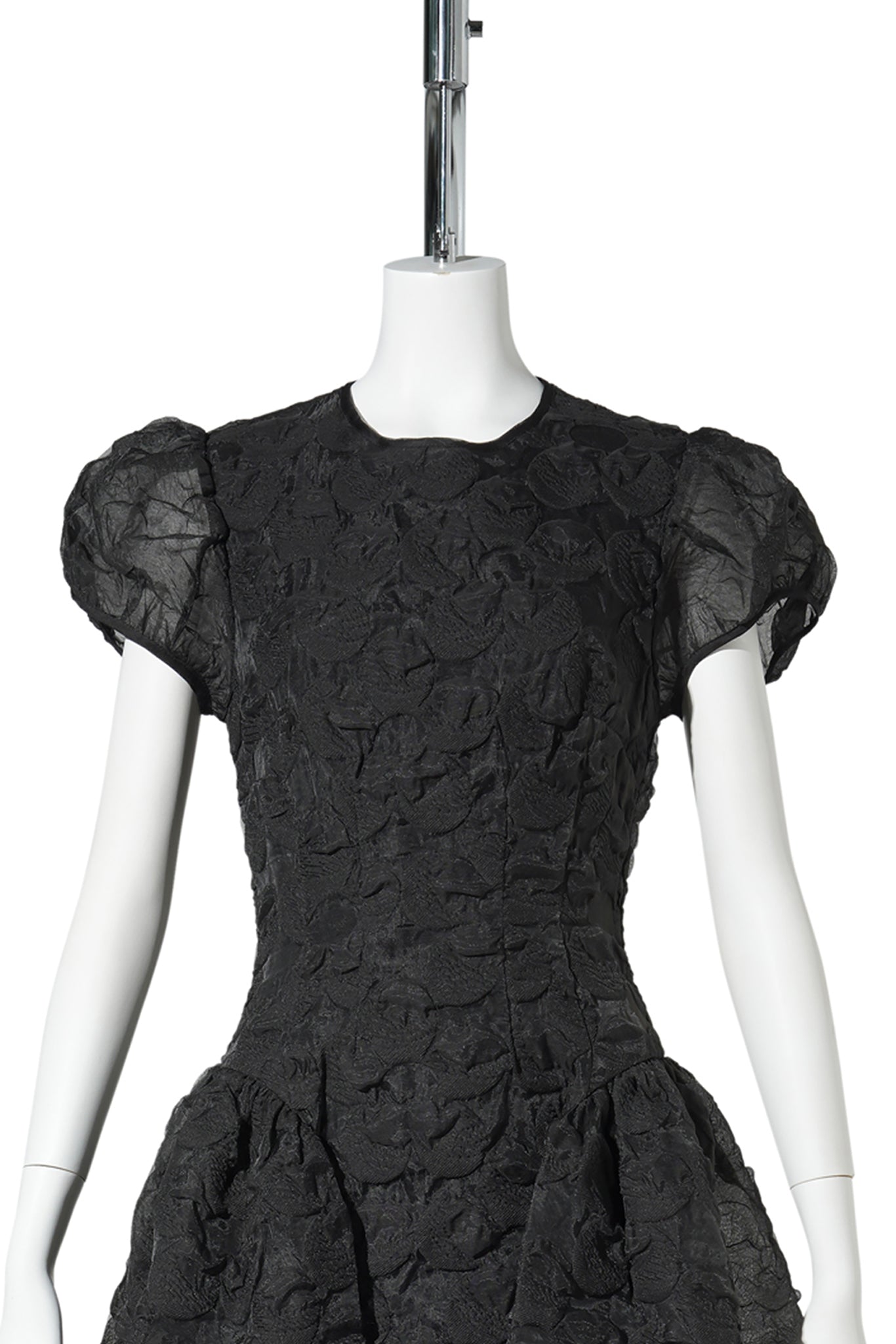DRESS WITH PUFF SLEEVES AND SEAM DETAILS / BLACK