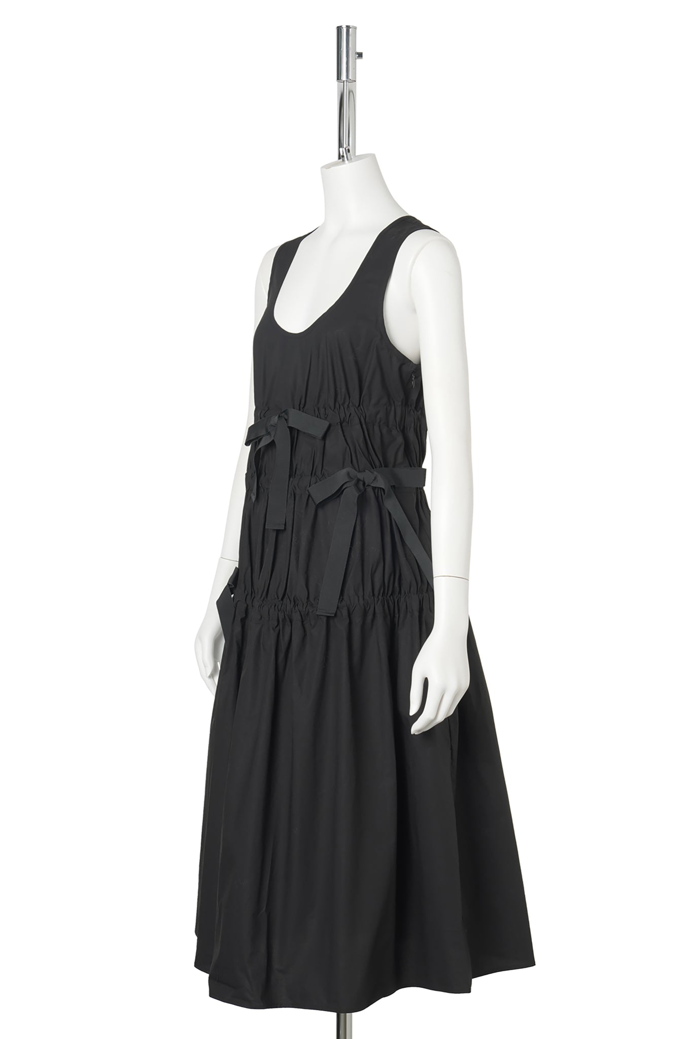 SCOOP NECK DRESS WITH TIE DETAILS / BLACK