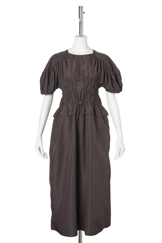 LONG DRESS WITH SMOCKED BODICE AND PEPLUM DETAIL / BROWN