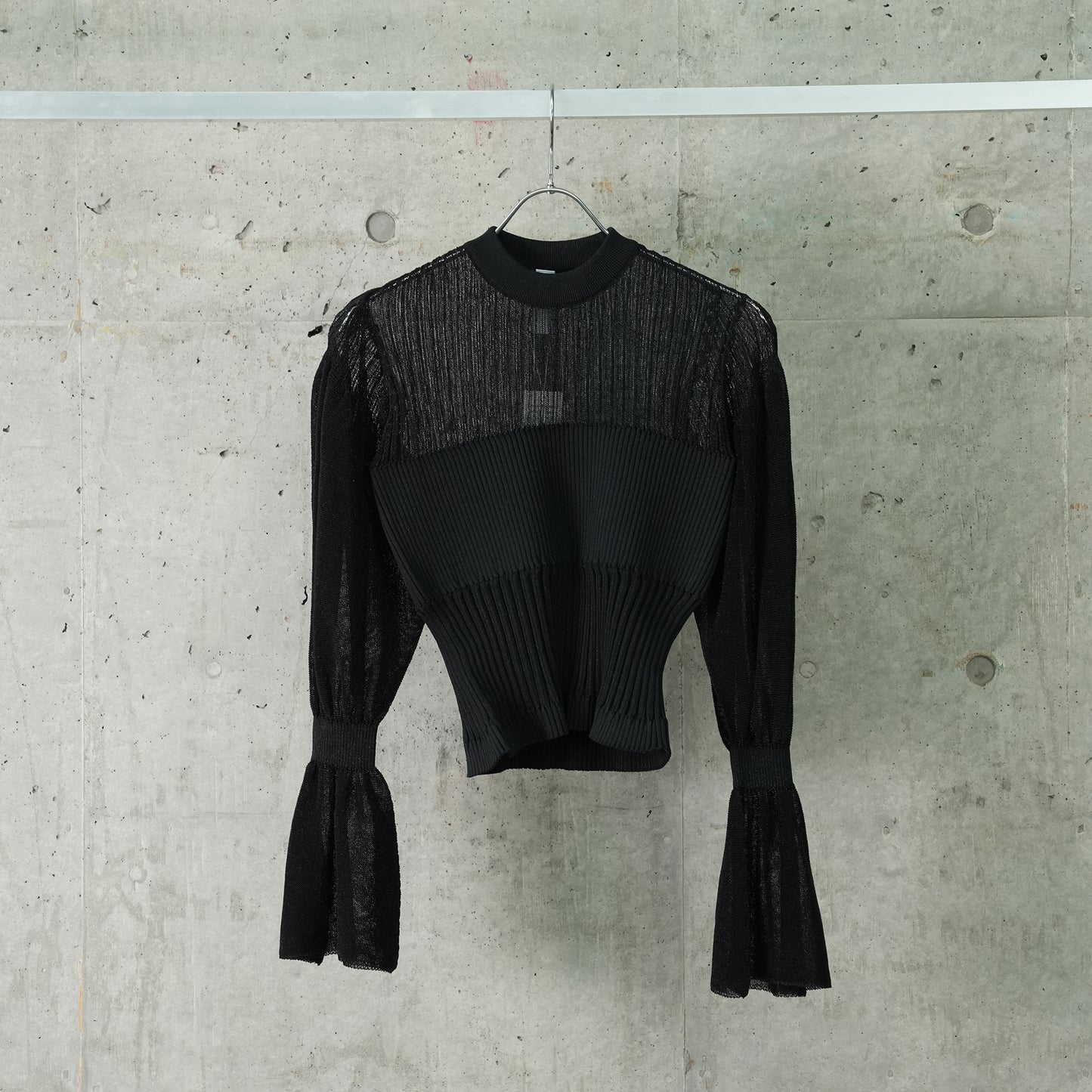 FLUTED LUCENT GLITTER MARIE SLEEVE TOP / BLACK