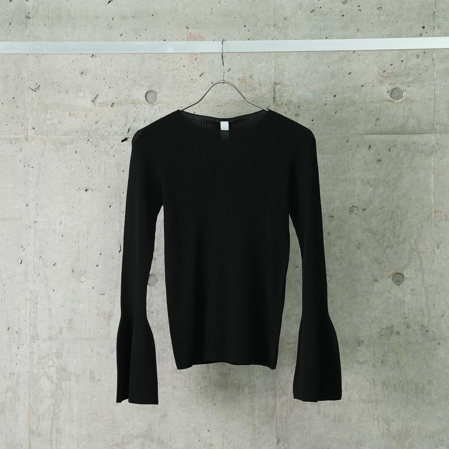 SOFT PORTRAIT BELL SLEEVE TOP / BLACK