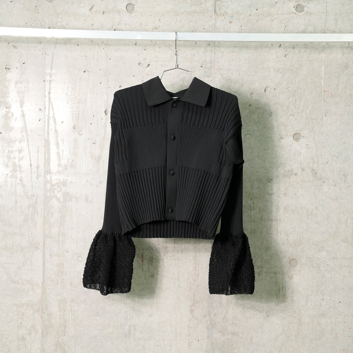 FLUTED ORNAMENT CROPPED SHIRT CARDIGAN / BLACK