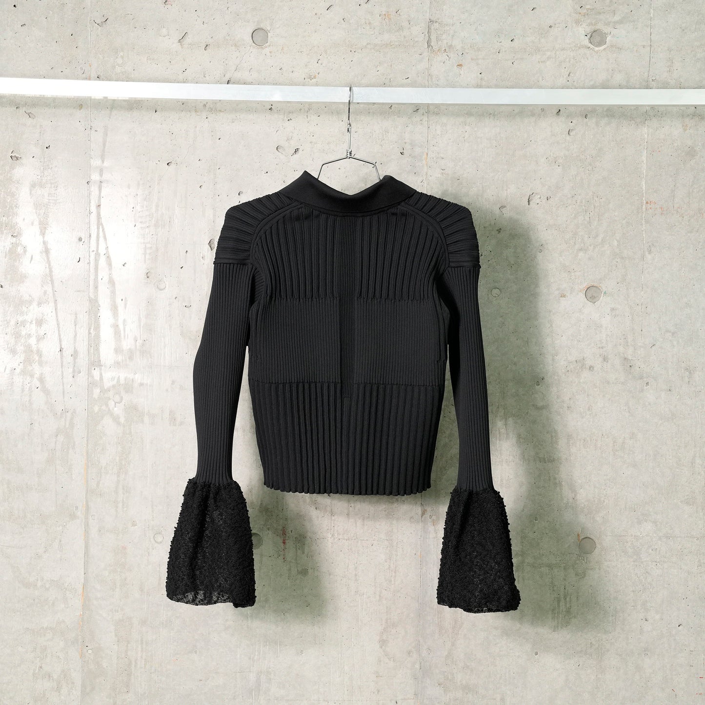 FLUTED ORNAMENT CROPPED SHIRT CARDIGAN / BLACK