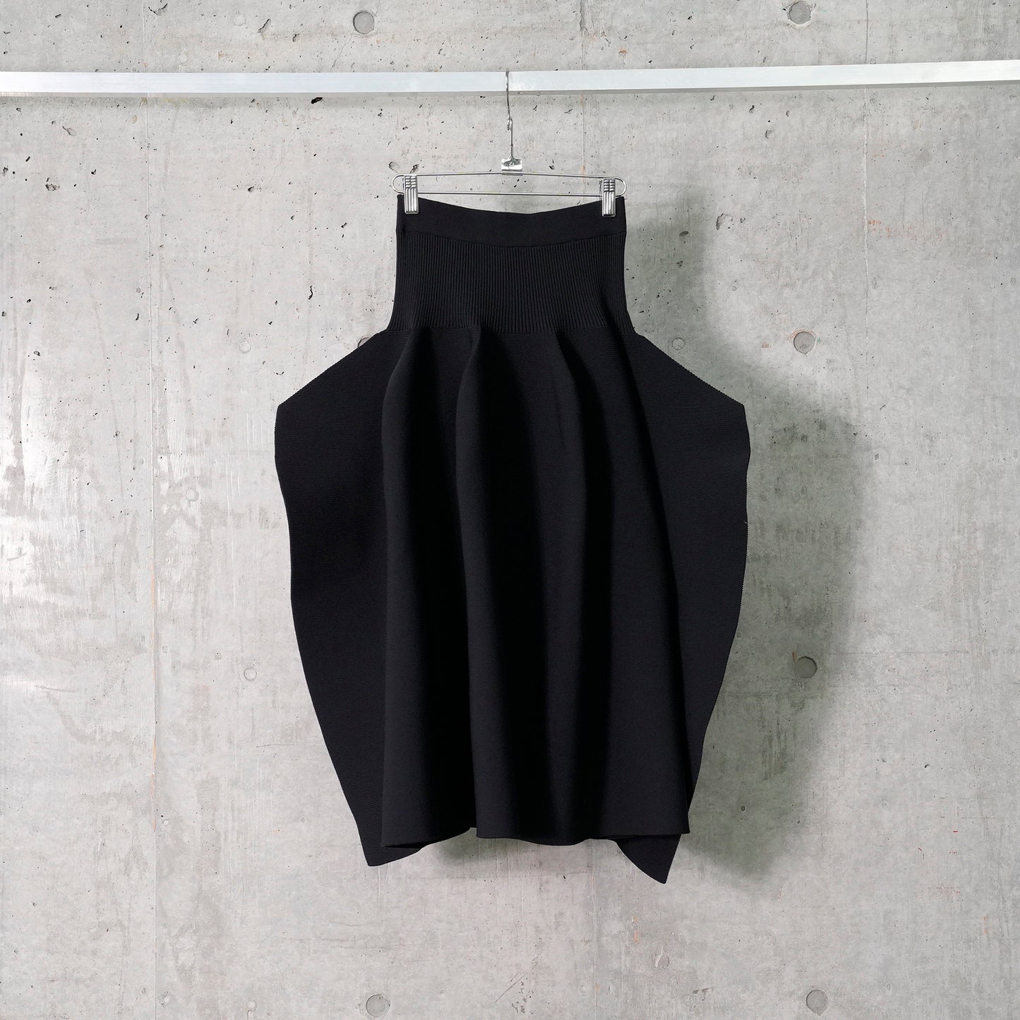 POTTERY CREASE SKIRT / BLACK