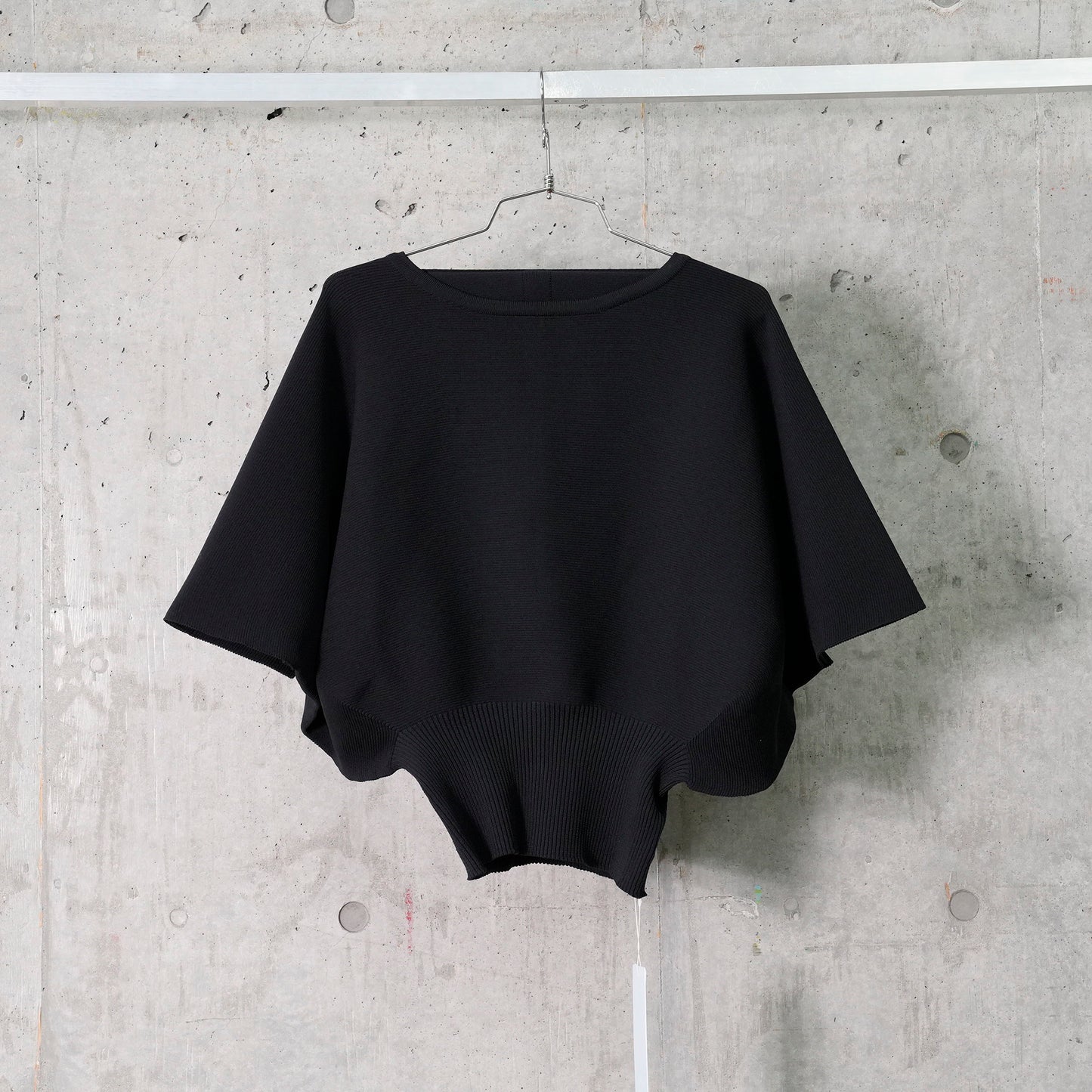 POTTERY CREASE SHORT SLEEVE ROUND TOP / BLACK