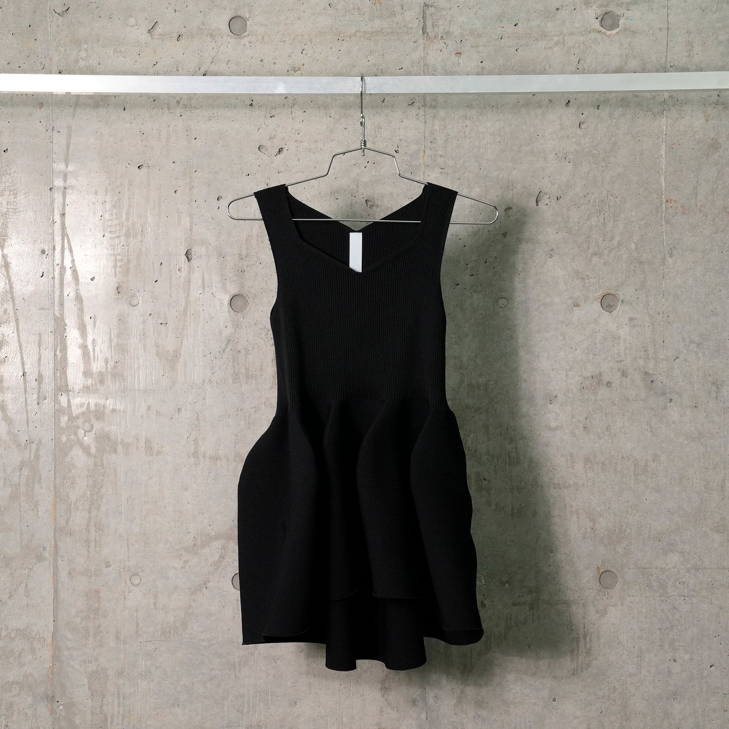 POTTERY SLEEVELESS TOP / BLACK