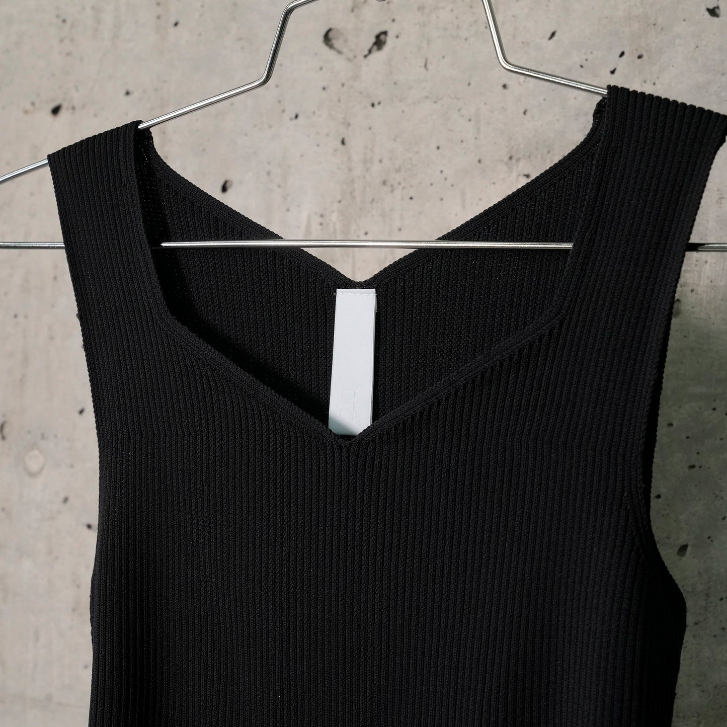 POTTERY SLEEVELESS TOP / BLACK