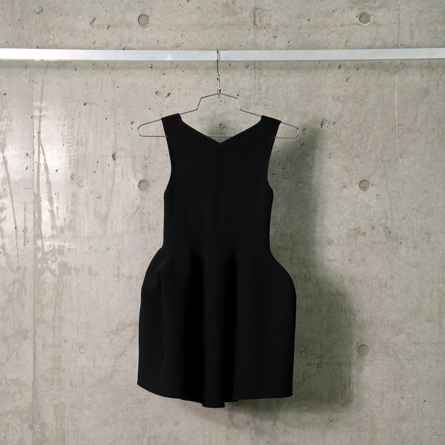 POTTERY SLEEVELESS TOP / BLACK