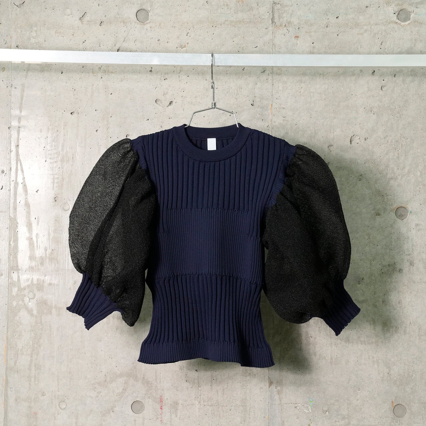 FLUTED LUCENT SHORT PUFF SLEEVE TOP / NAVY-BLACK