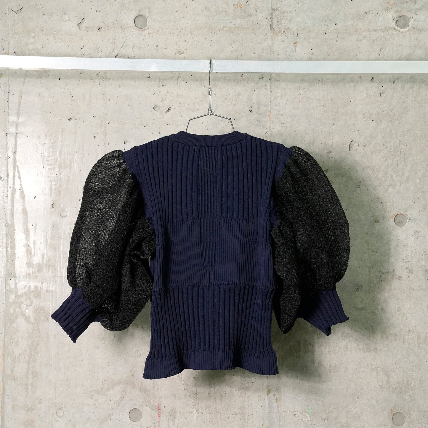 FLUTED LUCENT SHORT PUFF SLEEVE TOP / NAVY-BLACK