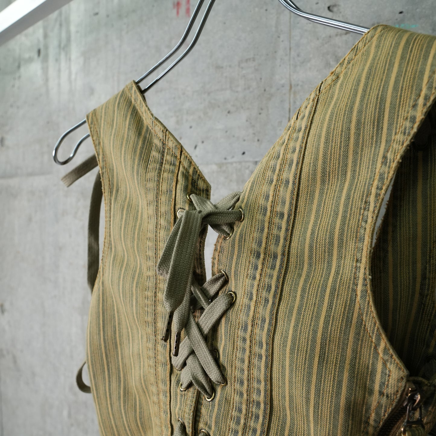 WASH STRIPED DENIM BUSTIER WITH LACING DETAILS / TAN STRIPE