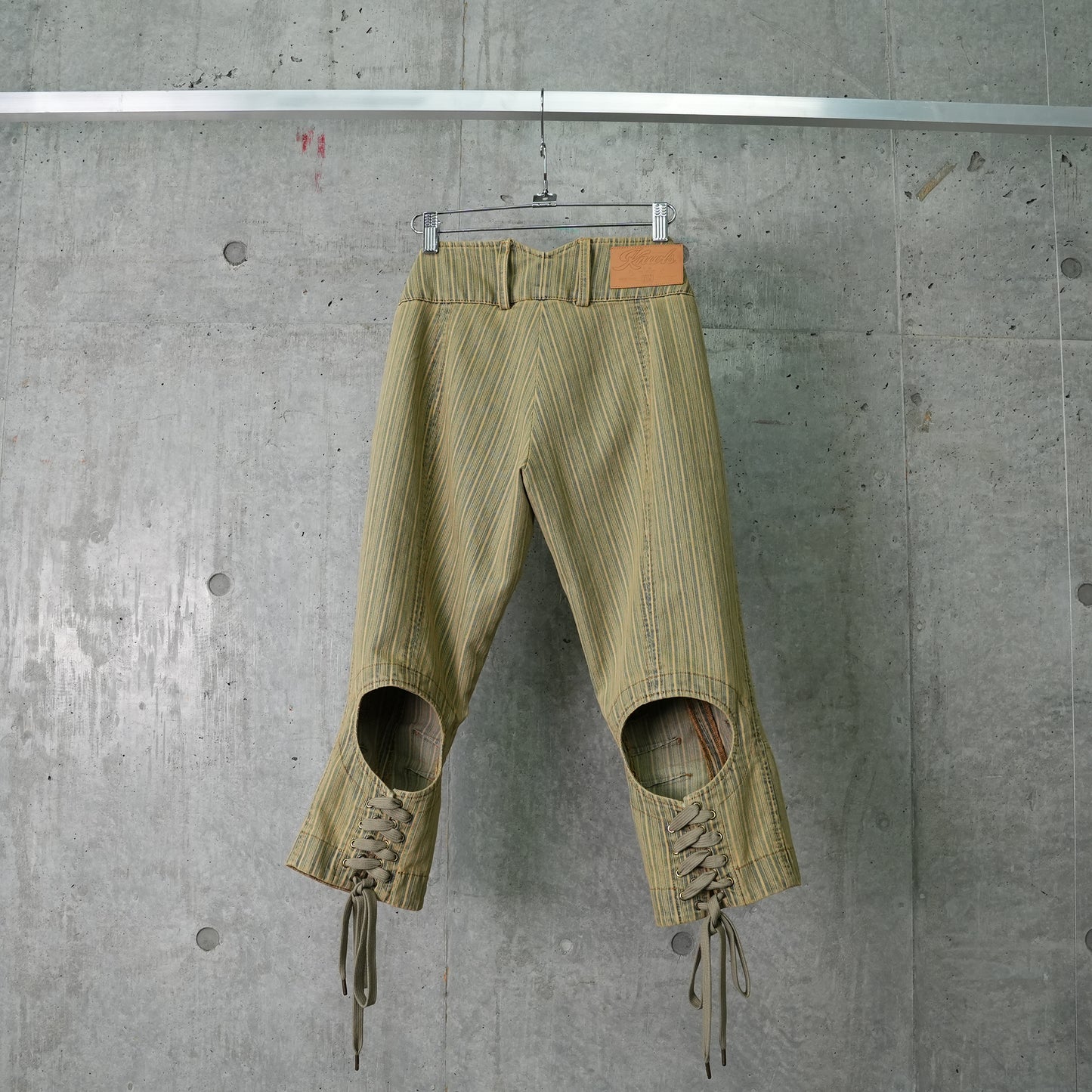 WASH STRIPED DENIM CAPRI WITH LACING DETAILS / TAN STRIPE