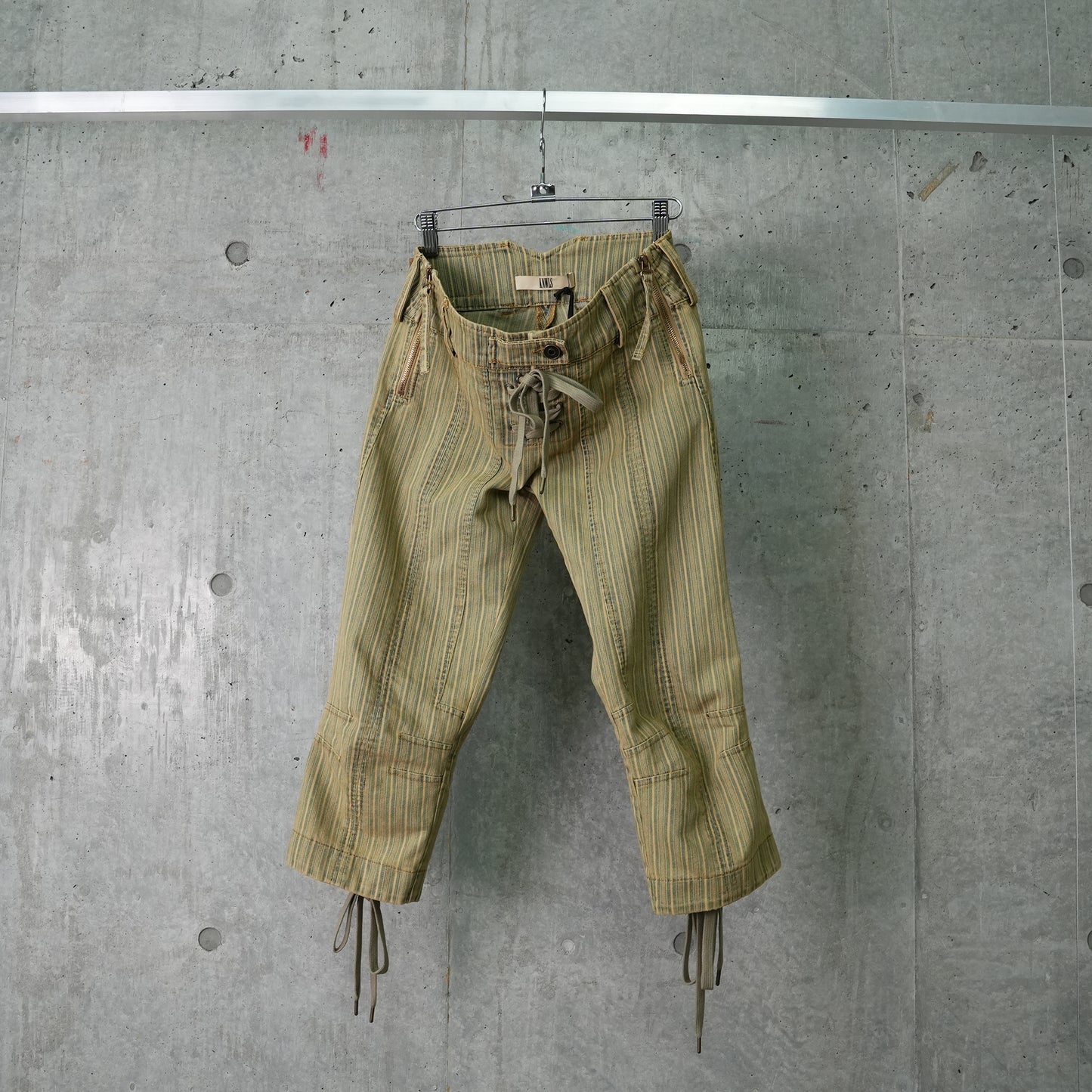 WASH STRIPED DENIM CAPRI WITH LACING DETAILS / TAN STRIPE