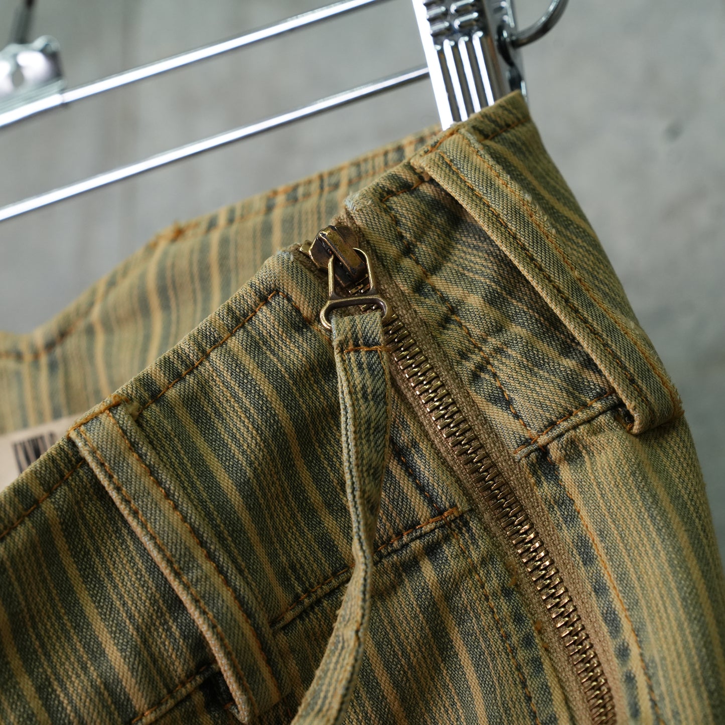 WASH STRIPED DENIM CAPRI WITH LACING DETAILS / TAN STRIPE