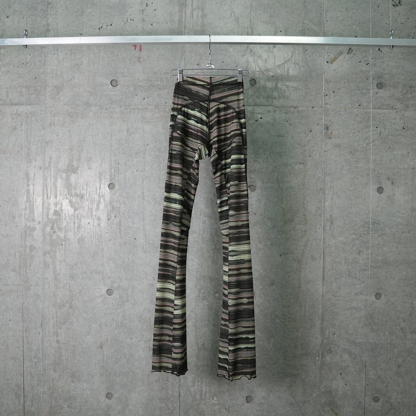 THIN MESH LEGGINGS WITH ANATOMICAL CUTTING LINES / BLEACH STRIPE