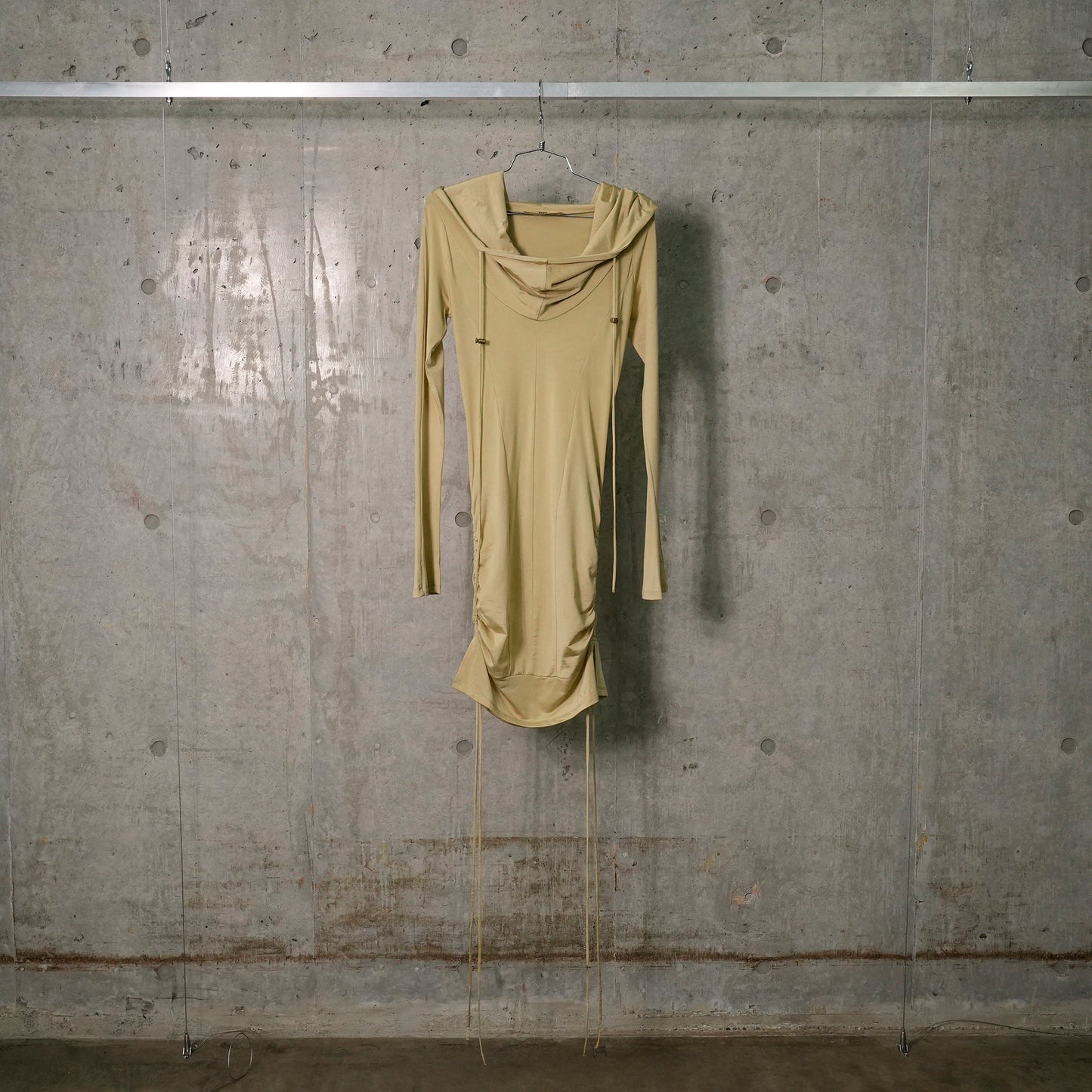 SHORT HOODED STRETCH DRESS WITH PULLER DETAILS / PALE OLIVE