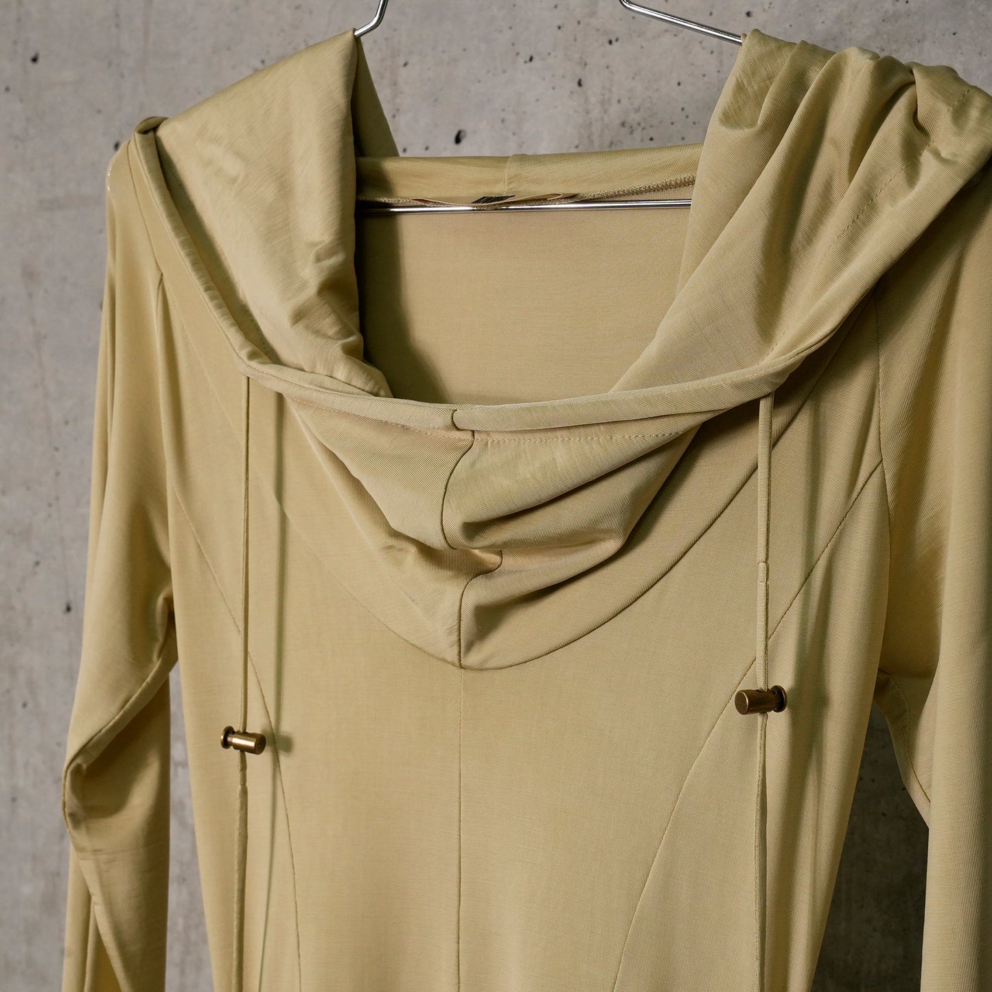 SHORT HOODED STRETCH DRESS WITH PULLER DETAILS / PALE OLIVE