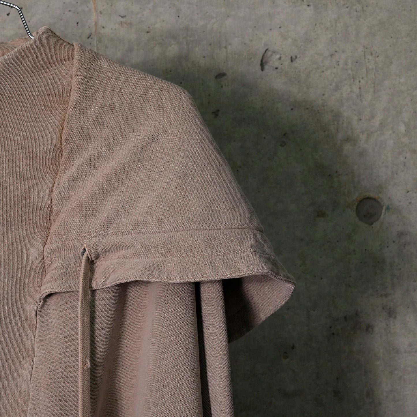 OVERSIZED WASHED HOODIE WITH CINCHED WAIST / FADED TAUPE