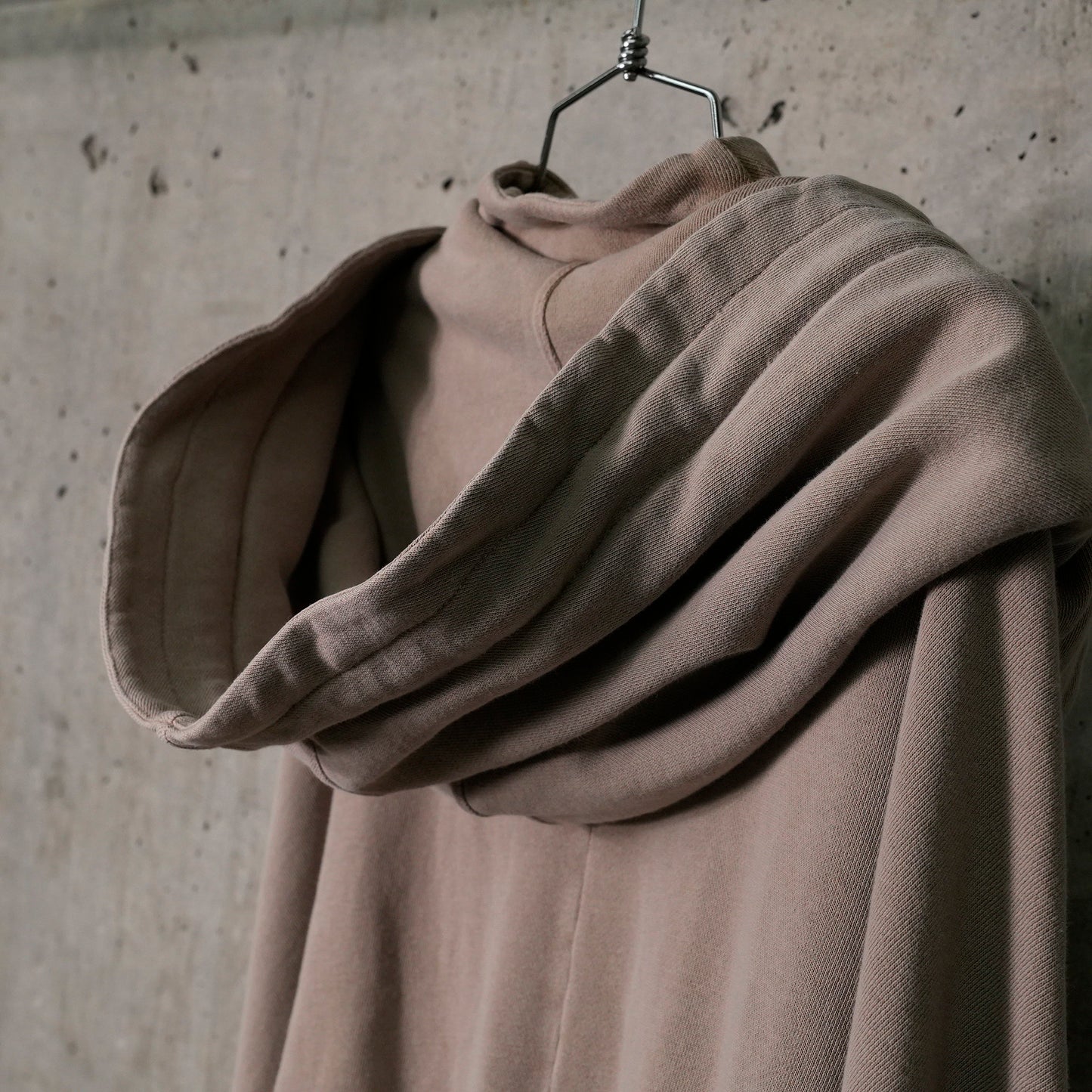 OVERSIZED WASHED HOODIE WITH CINCHED WAIST / FADED TAUPE