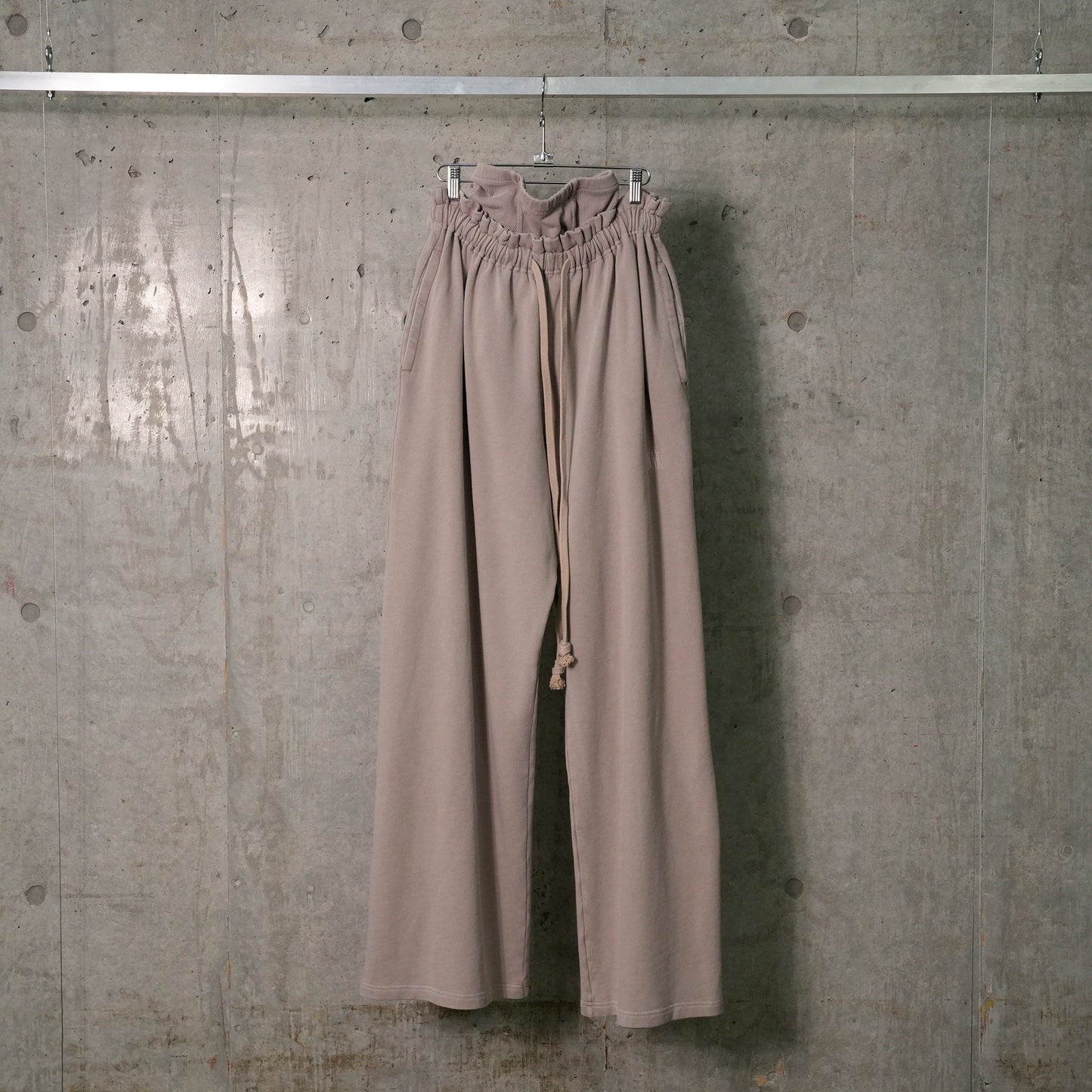 OVERSIZED SWEATPANTS WITH INTEGRATED RIB SHORTS / FADED TAUPE