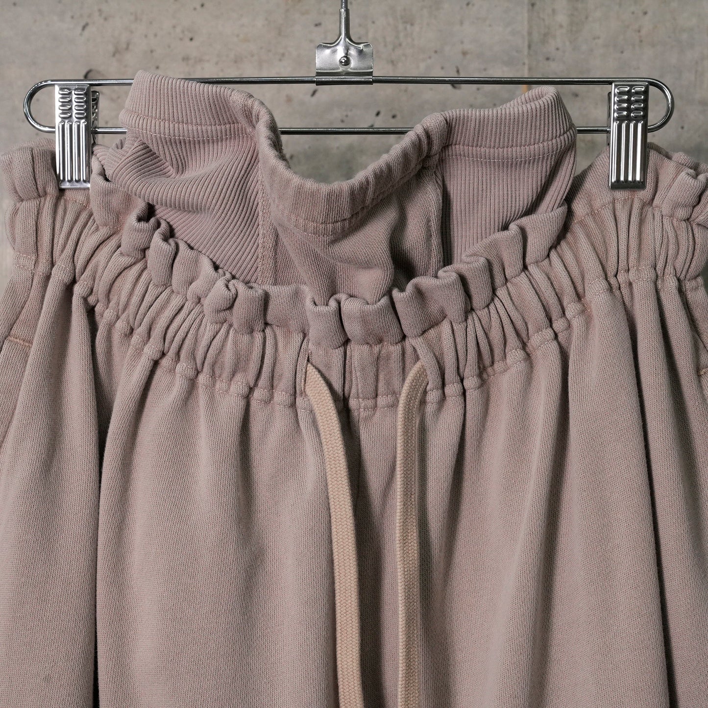 OVERSIZED SWEATPANTS WITH INTEGRATED RIB SHORTS / FADED TAUPE