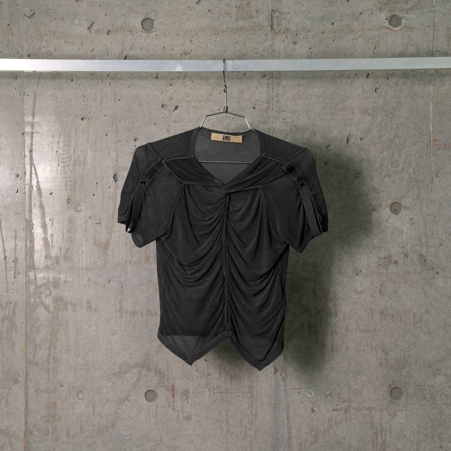 OVER DYED JERSEY TOP WITH TWISTED FRONT / WASHED BLACK