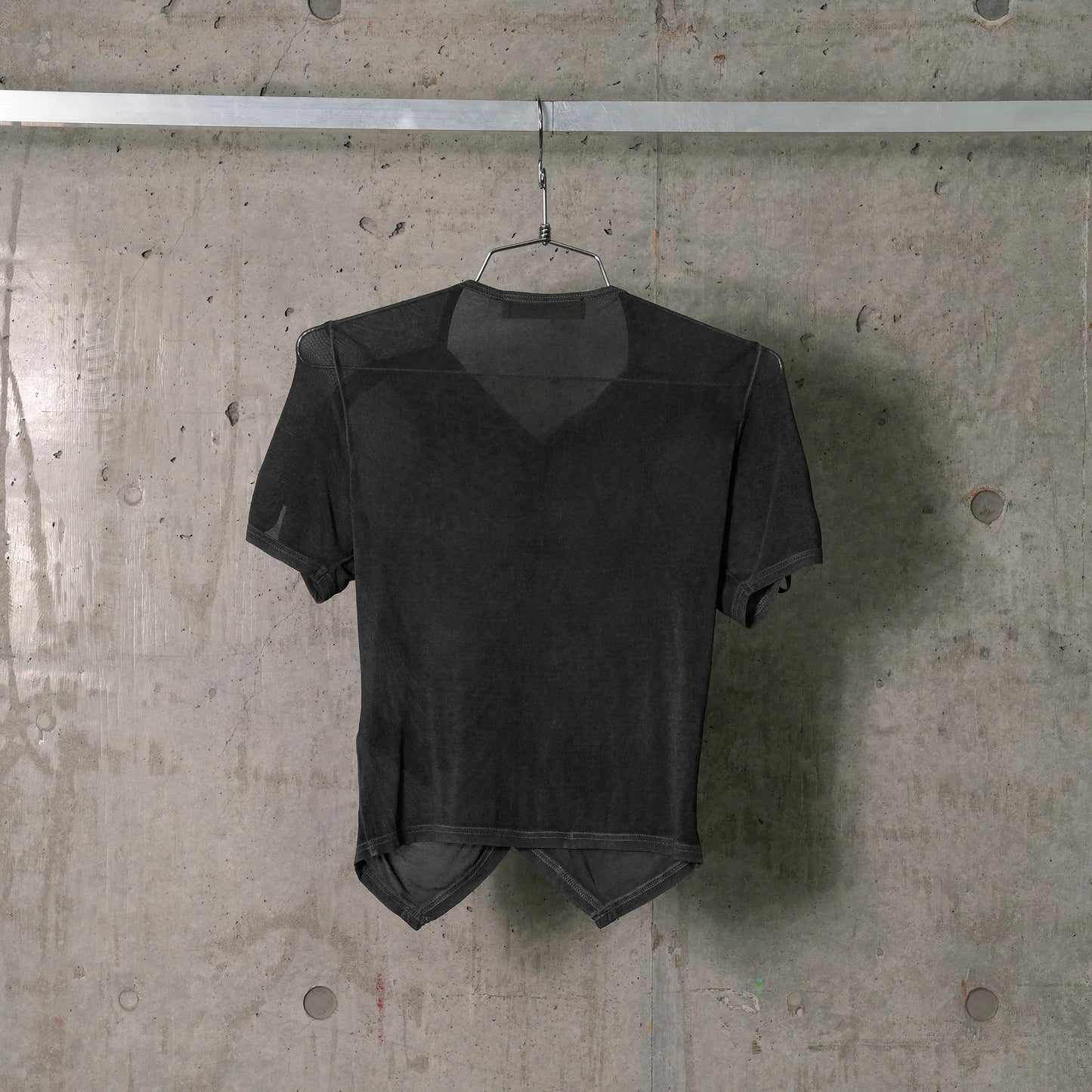 OVER DYED JERSEY TOP WITH TWISTED FRONT / WASHED BLACK