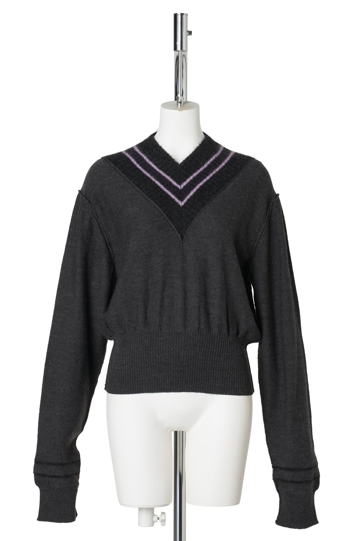 CROPPED V NECK WITH CONTRAST STRIPES / CHARCOAL STRIPE