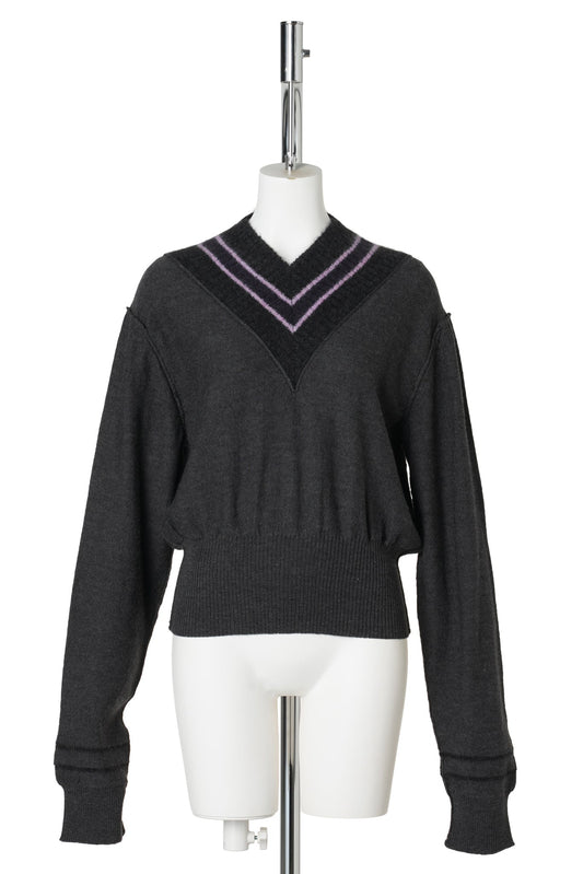 CROPPED V NECK WITH CONTRAST STRIPES / CHARCOAL STRIPE