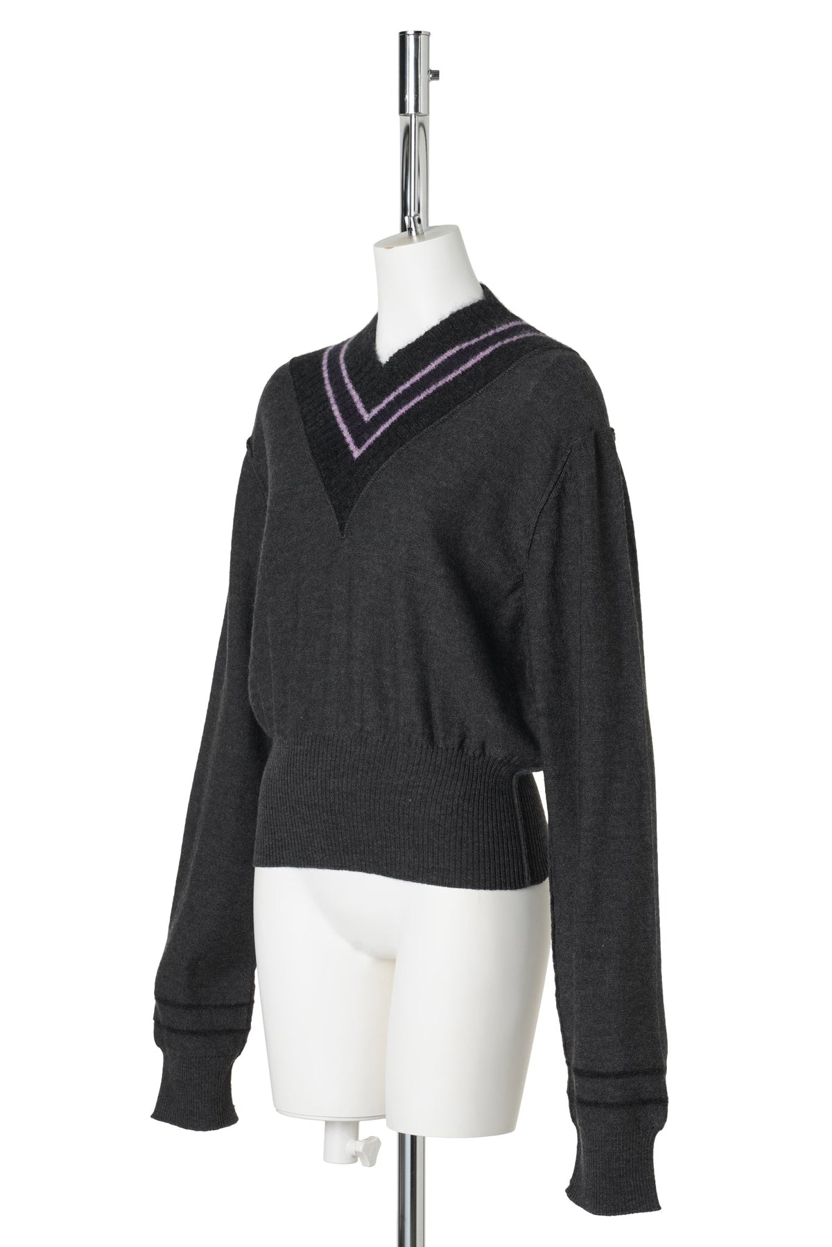 CROPPED V NECK WITH CONTRAST STRIPES / CHARCOAL STRIPE