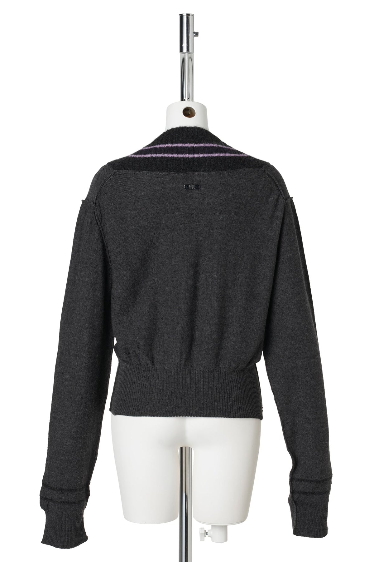 CROPPED V NECK WITH CONTRAST STRIPES / CHARCOAL STRIPE